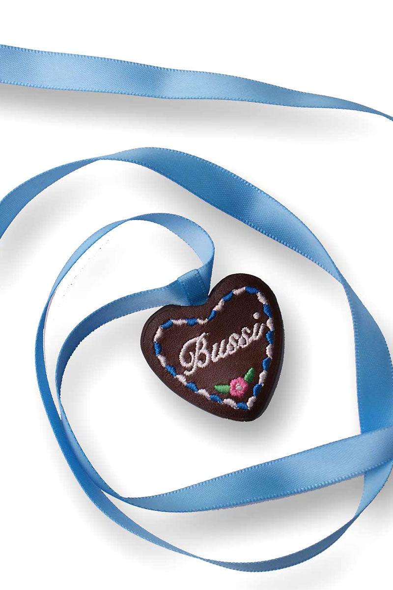 Herzförmige Kette mit blauem Stoffherz, weißer Stickerei „Bussi“ und Hofbräuhaus-Krone aus Plüsch.