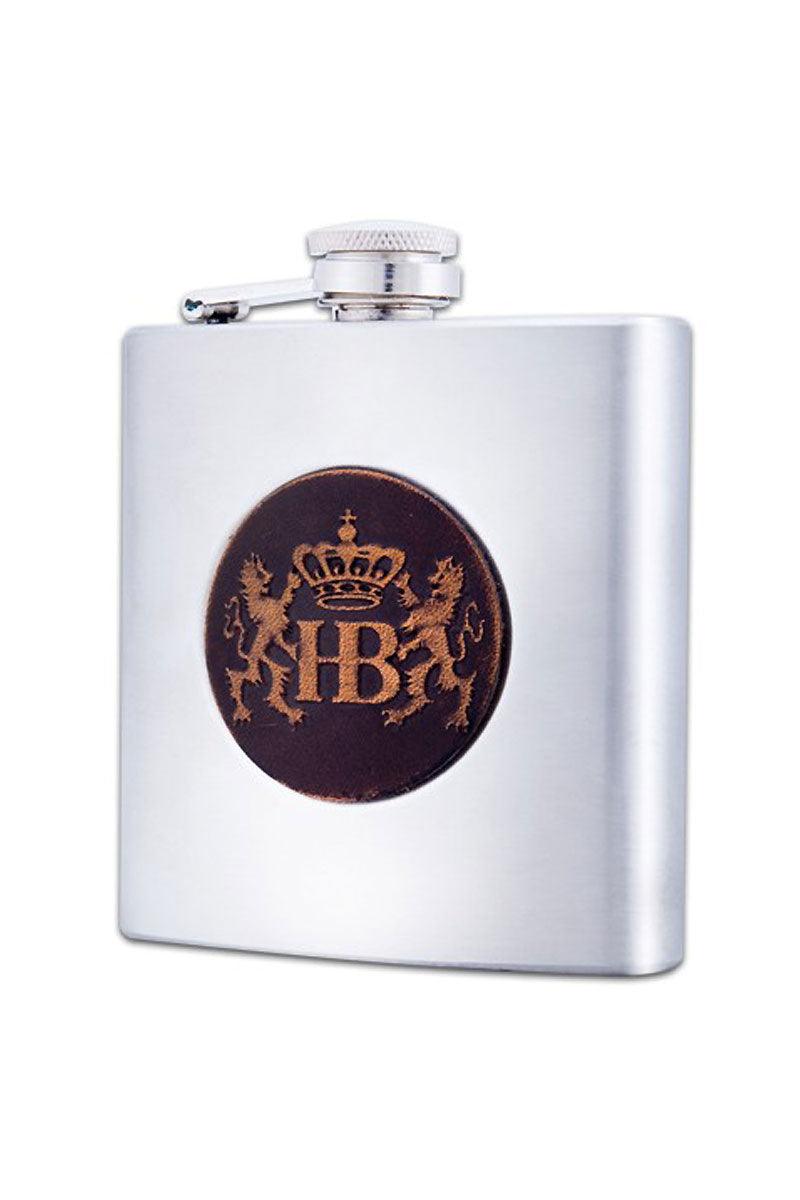 Runder Flachmann aus Edelstahl mit brauner Lederrelief-Einlage und geprägtem Schriftzug „Hofbräuhaus München“.