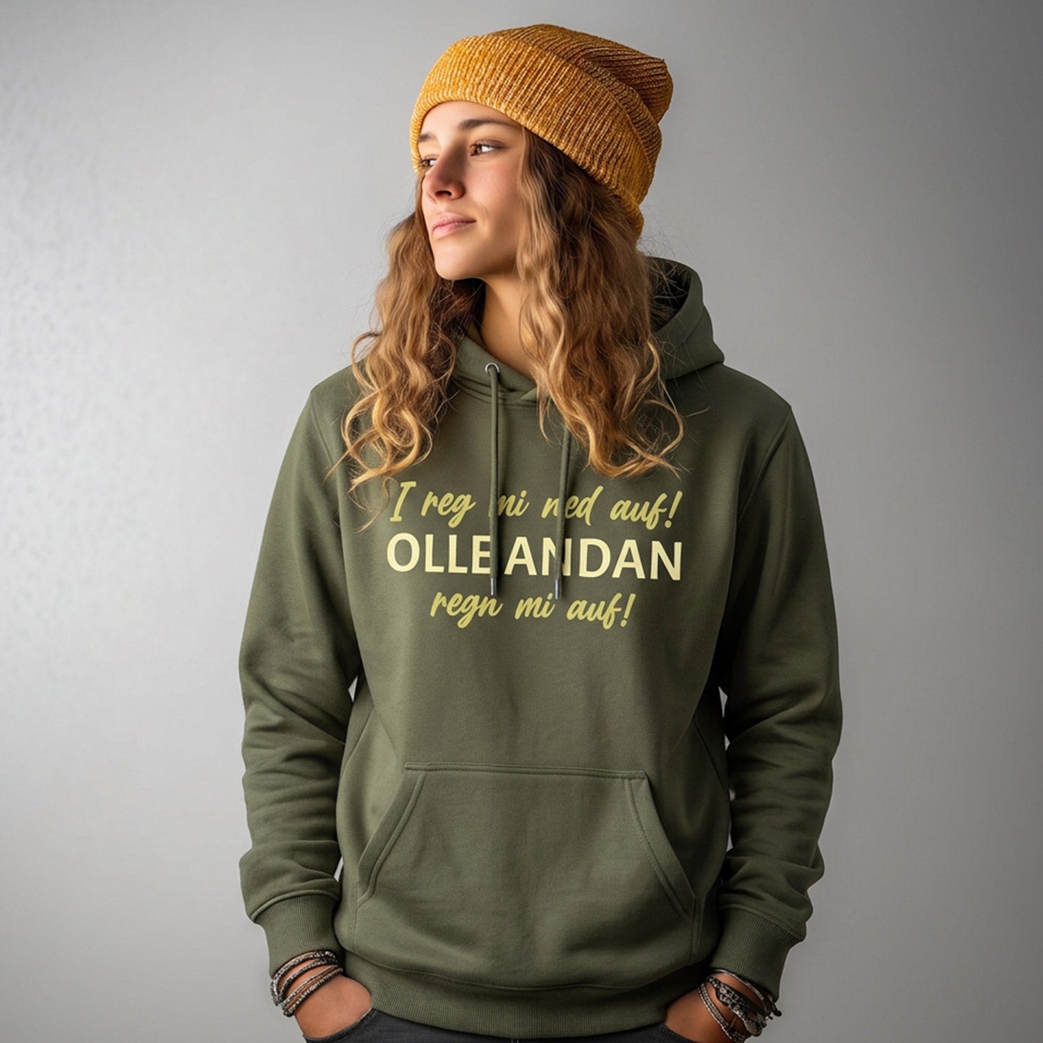 Frau trägt khaki Hoodie mit Spruch I reg mi ned auf OLLLE ANDAN regn mi auf und gelber Beanie