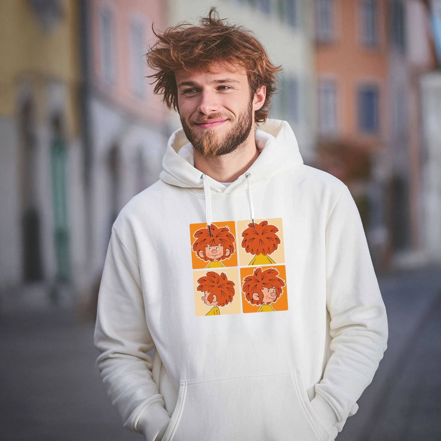 Junger Mann trägt weißen Pumuckl Hoodie "Schnappschuss" mit vier verschiedenen Gesichtsausdrücken des rothaarigen Kobolds.