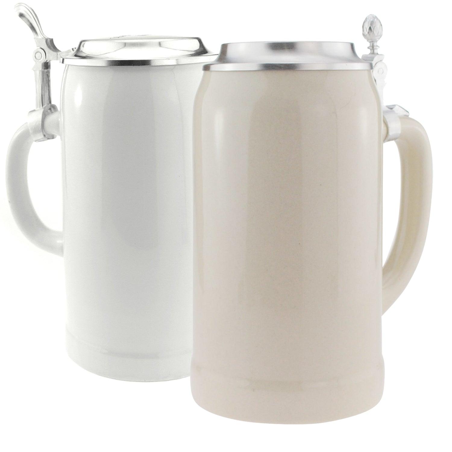 Personalisierter Bierkrug aus Steingut mit Zinndeckel, graviertem Logo und geschwungenem Henkel, Fassungsvermögen 1 Liter.