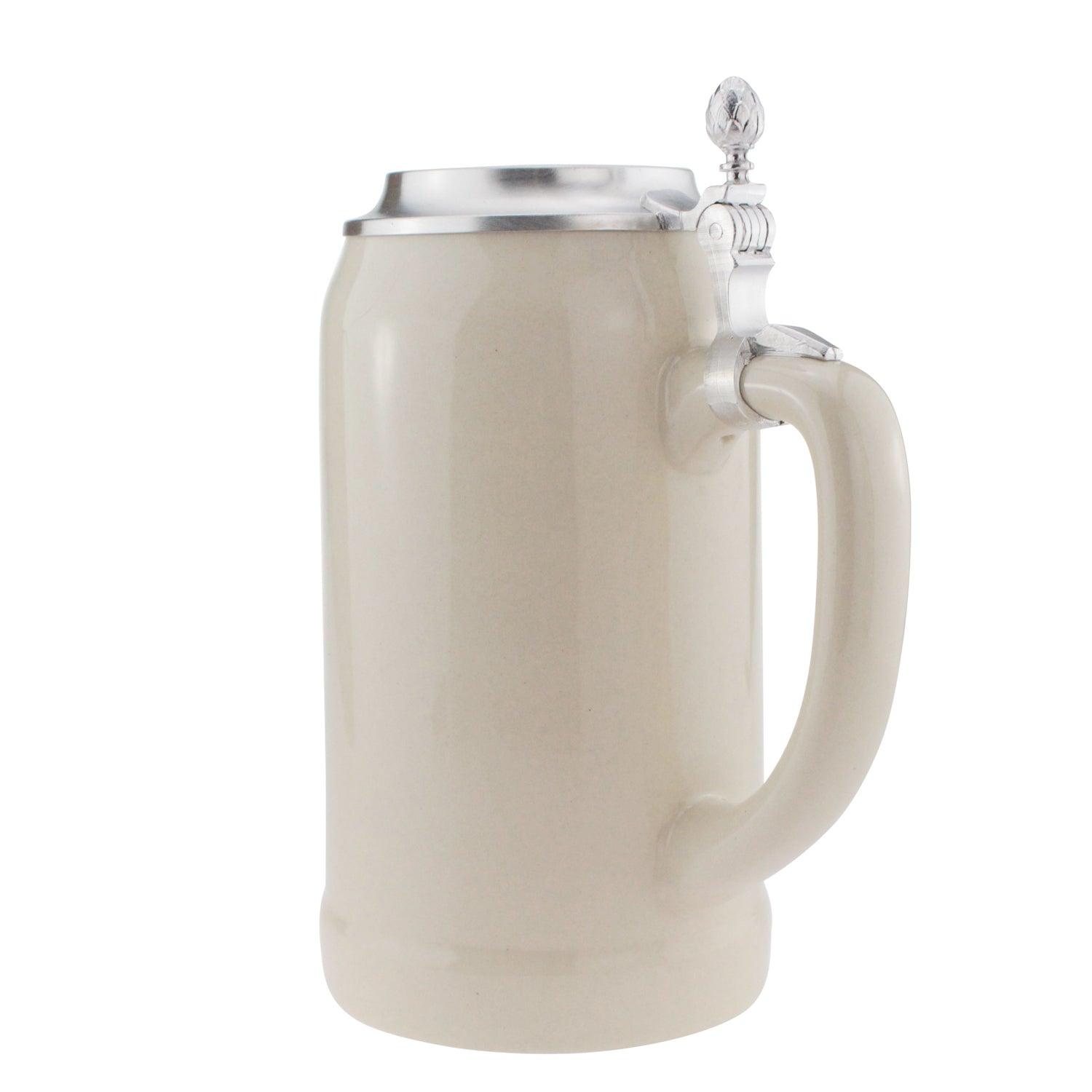 Personalisierter Bierkrug aus Steingut mit Zinndeckel, graviertem Schriftzug und individuellem Logo, 1,0 Liter.