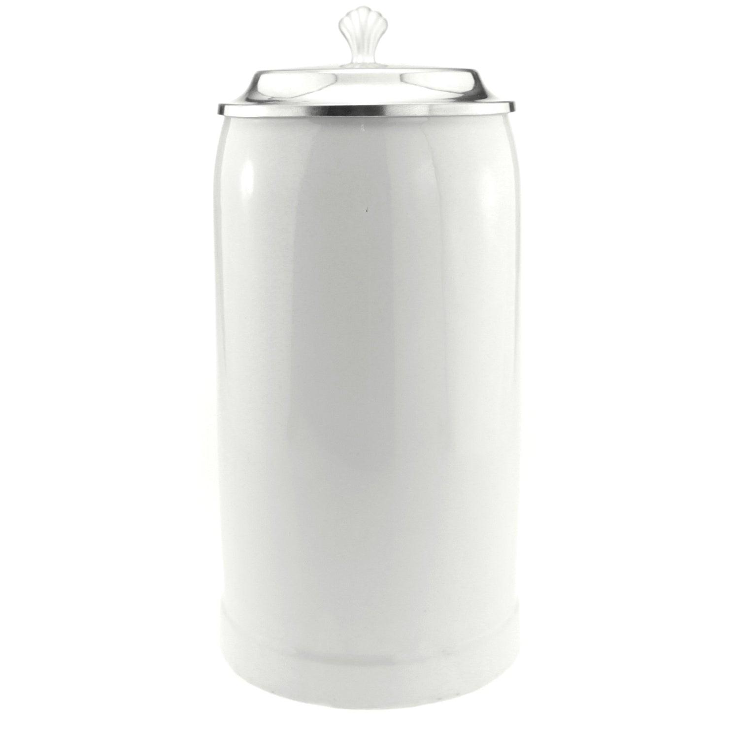 Personalisierbarer Bierkrug aus Steingut mit Zinndeckel, Gravurfläche und Logo auf hellgrauer, matter Oberfläche.