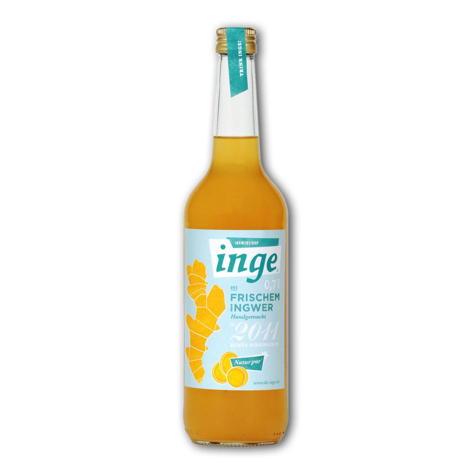 Handgemachter Sirup aus frischem Ingwer in klarer Glasflasche mit goldfarbenem Schraubverschluss, 0,7 Liter.