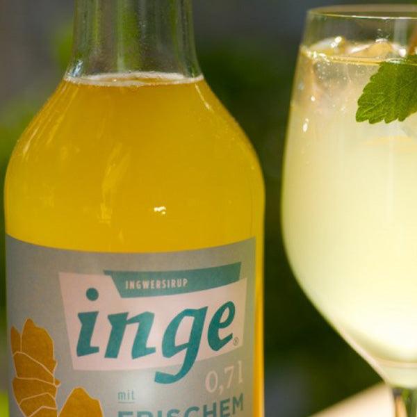 Handgemachter Ingwersirup aus frischem Ingwer in transparenter Glasflasche mit goldbrauner Farbe, 0,7 l Inhalt.