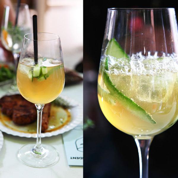 Handgemachter Sirup aus frischem Ingwer mit goldgelber Farbe in transparenter 0,7-Liter-Flasche.