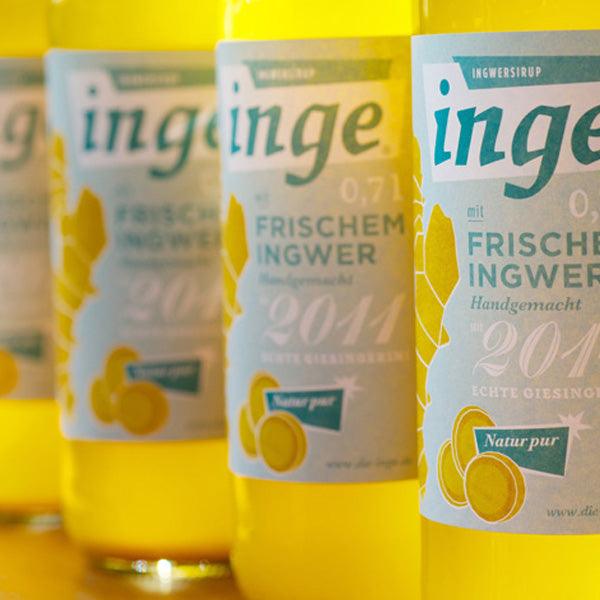 Handgemachter Sirup aus frischem Ingwer in klarer Glasflasche mit goldgelbem Inhalt, 0,7 Liter.