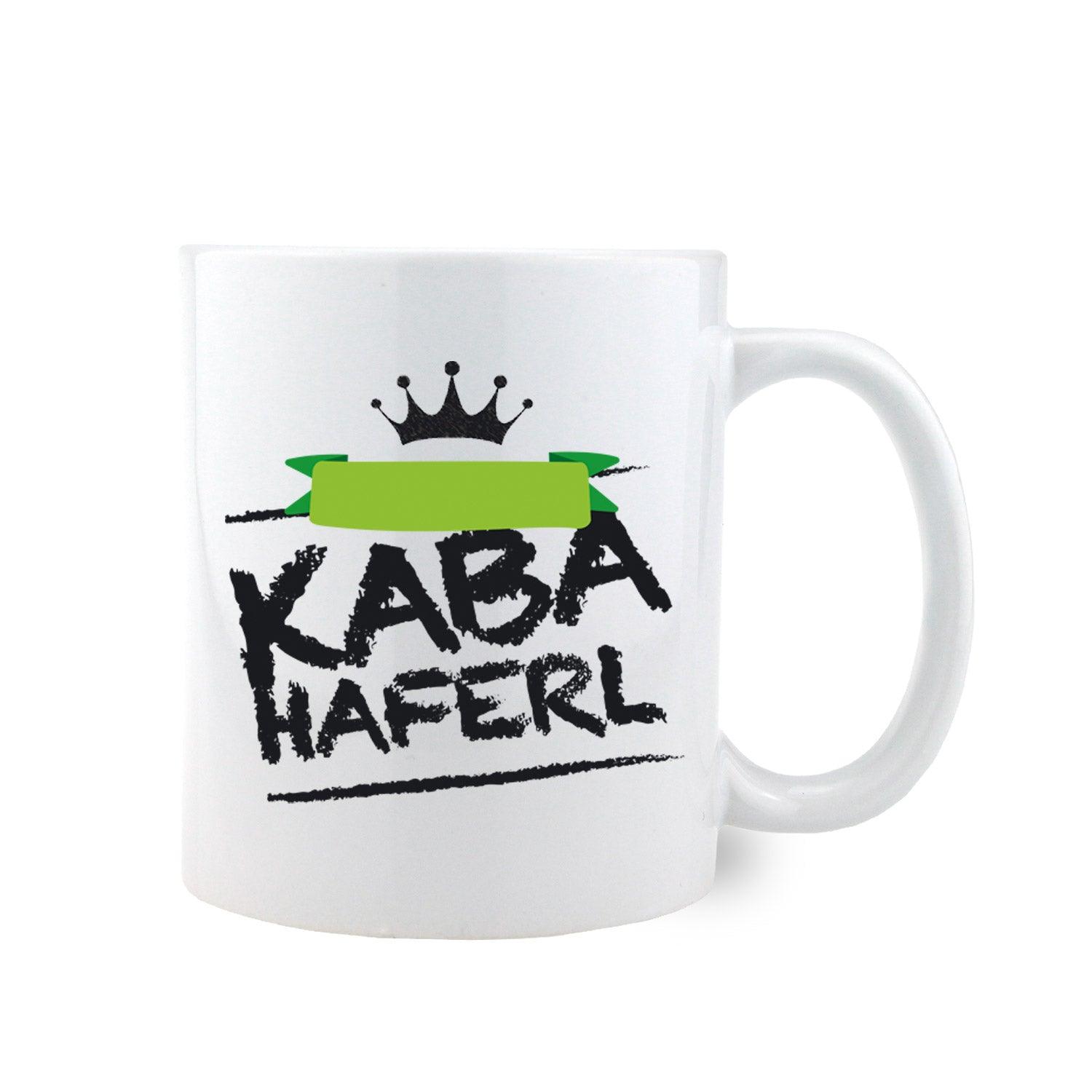 Weiße Keramiktasse mit rosa Henkel und Rand, Aufdruck „Kaba von“ mit Wunschname und goldfarbenem Krönchenmotiv, 330 ml.