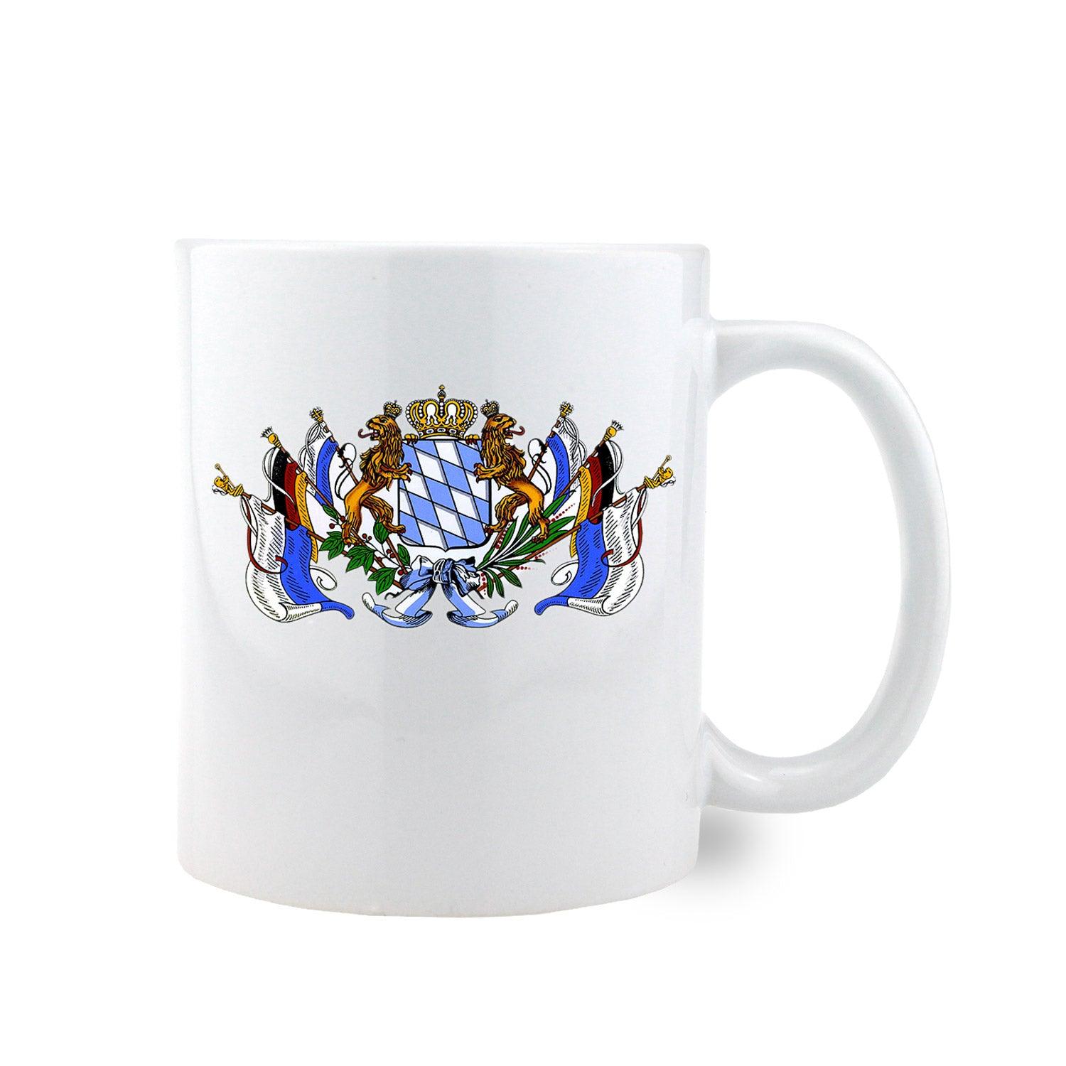 Weiße Keramiktasse mit blau-weißem Bayern-Wappen, Rautenmuster und personalisierbarem Namensdruck, 330 ml.