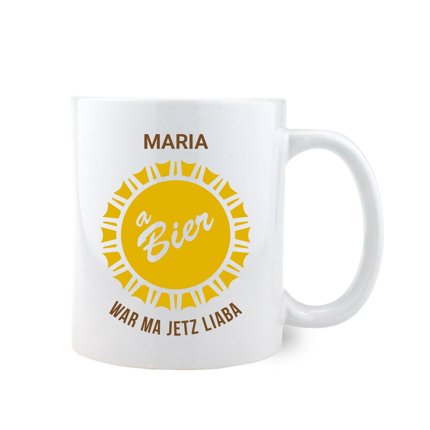 Weiße Keramiktasse mit schwarzem Aufdruck "Bier war ma jetzt liaba" und individualisierbarem Wunschnamen, ca. 330 ml.