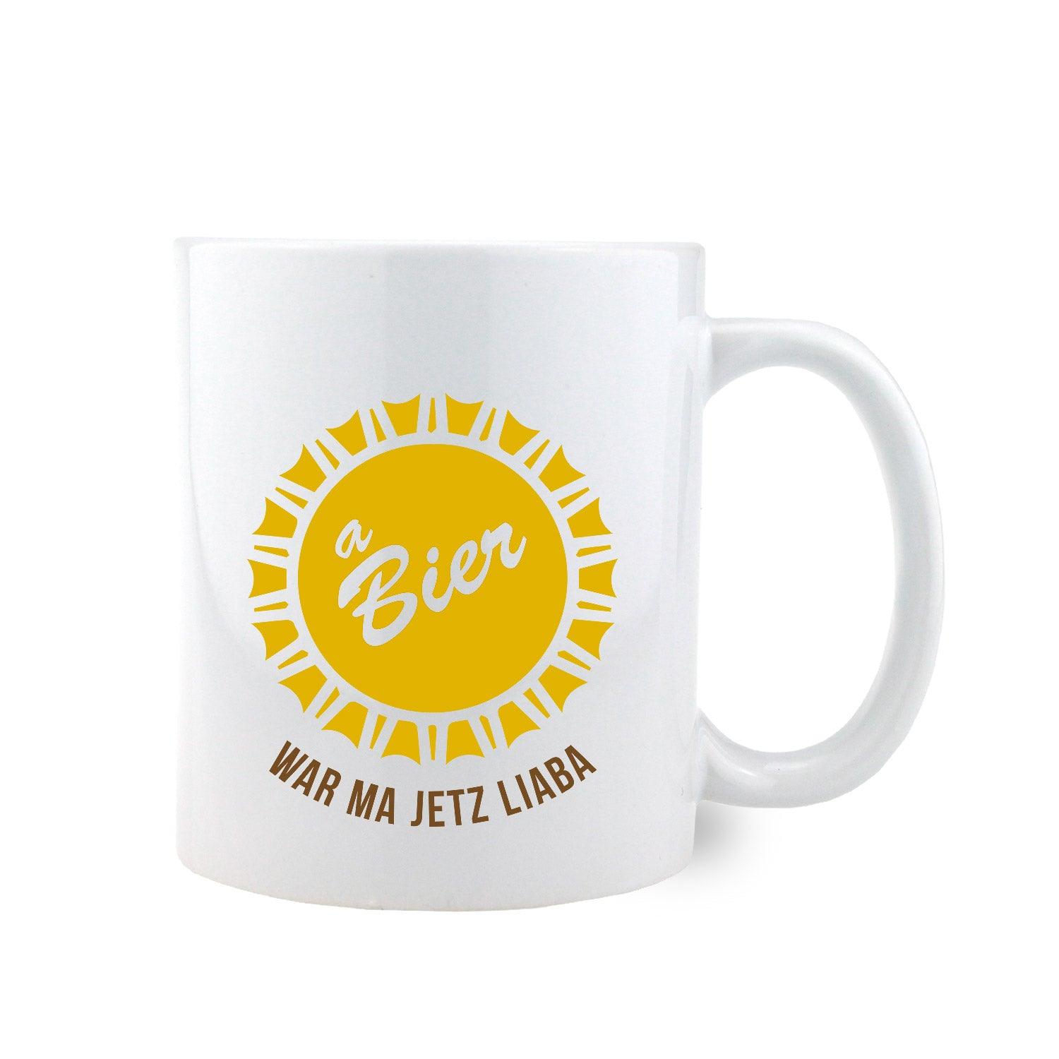 Weiße Keramiktasse mit schwarzem Henkel, Aufdruck „Bier war ma jetzt liaba“ und personalisierbarem Namen, ca. 330 ml.