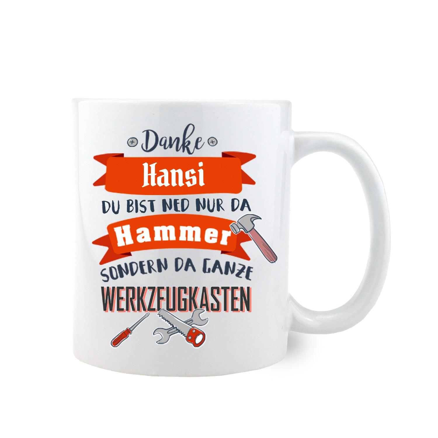 Weiße Keramiktasse mit schwarzem Henkel, Spruch „Du bist ned nur der Hammer…“ und personalisierbarem Namensfeld.