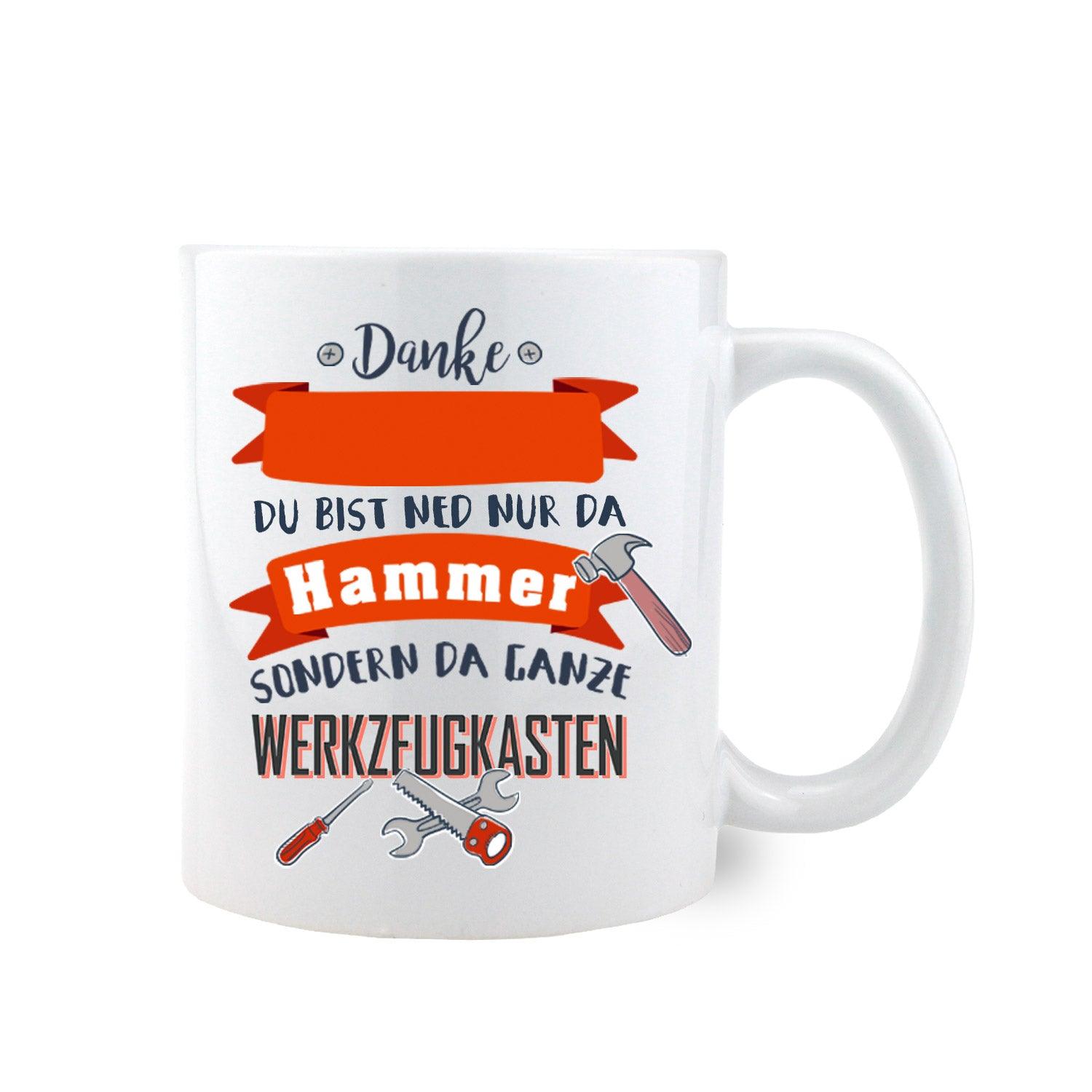 Weiße Keramiktasse mit schwarzem Henkel, bayerischem Schriftzug „Du bist ned nur der Hammer…“, personalisierbar, 330 ml.