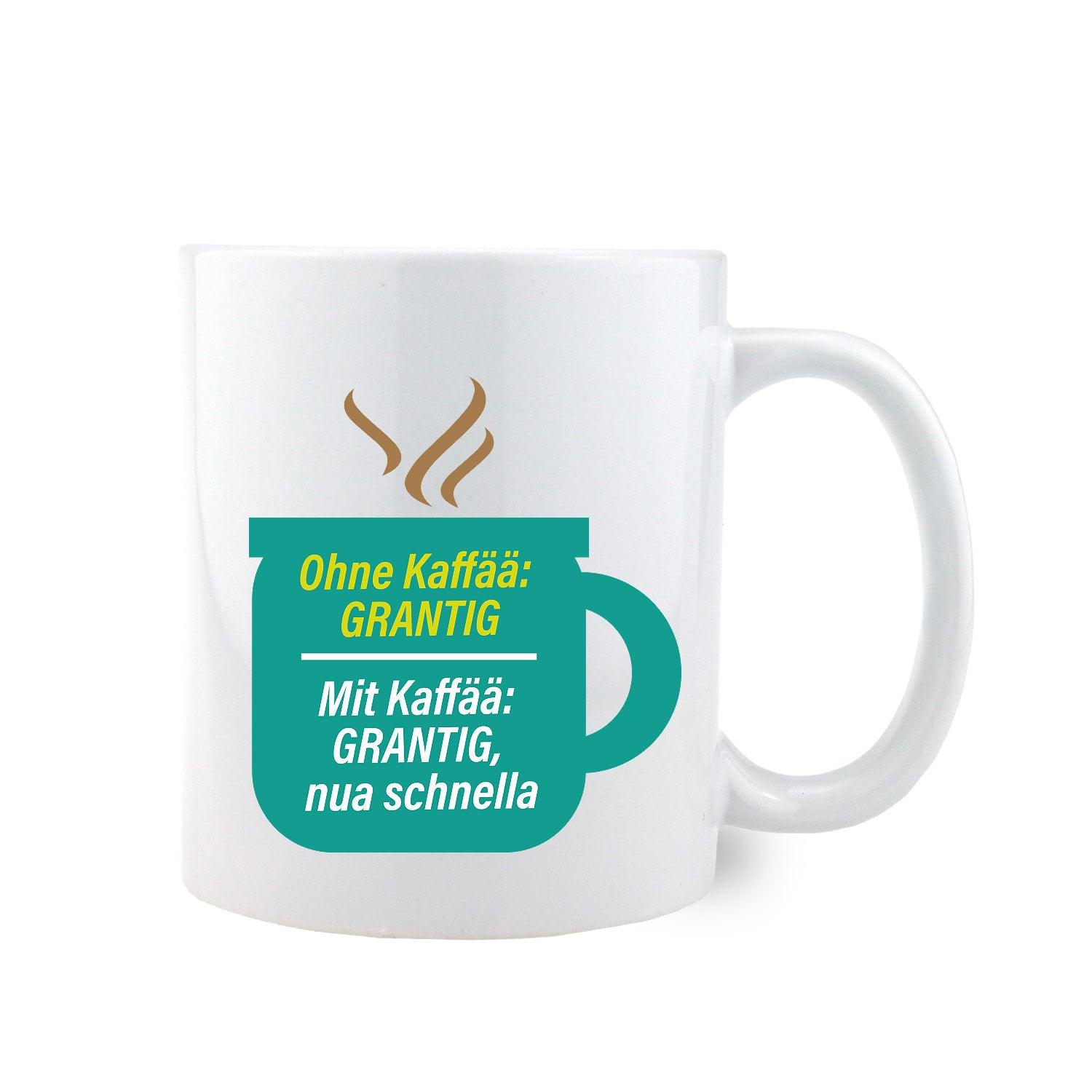 Weiße Keramiktasse mit schwarzem Henkel, schwarzem Rand und beidseitigem Aufdruck „GRANTIG“ sowie Wunschname; 330 ml.