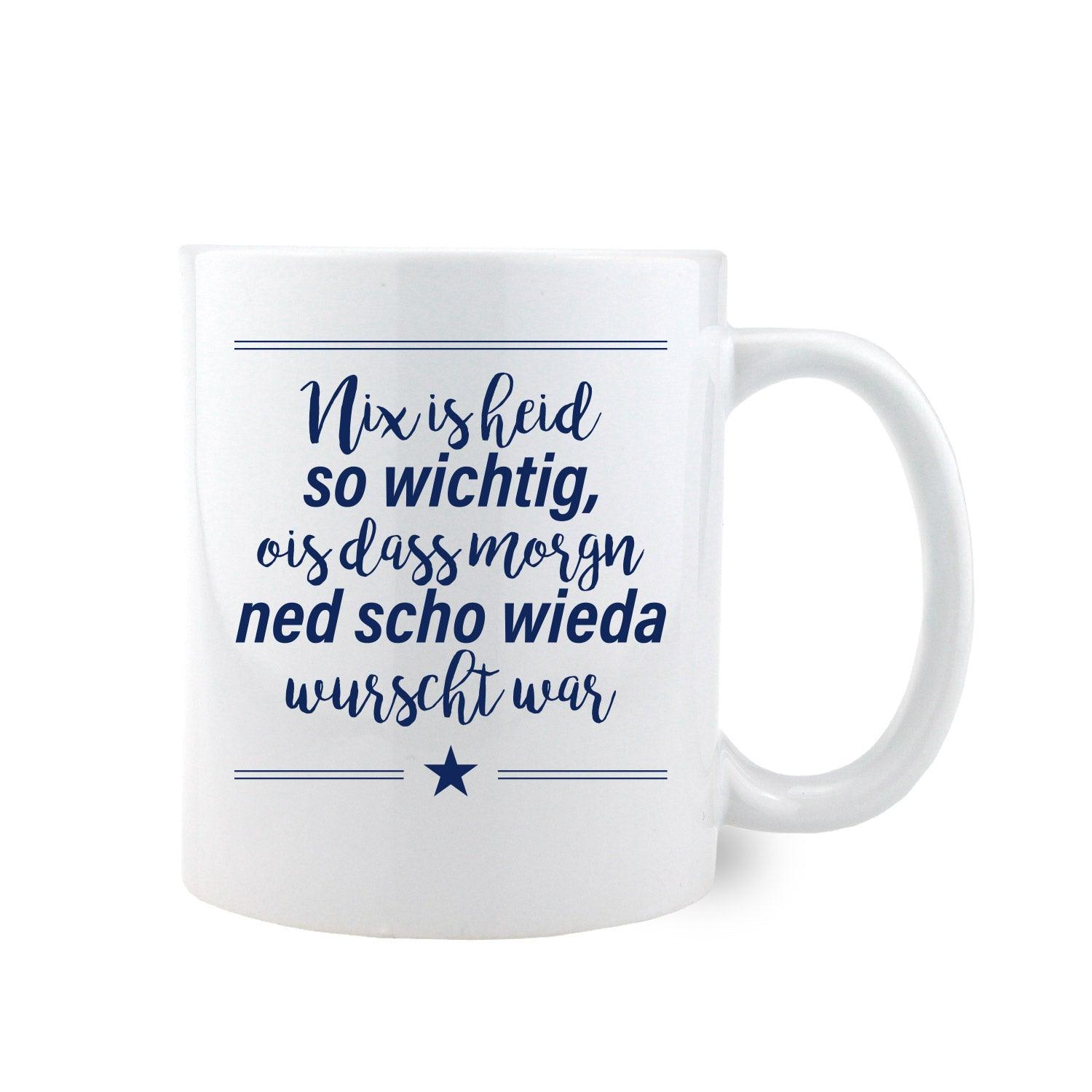 Weiße Kaffeetasse mit schwarzem Henkel und Spruch „Nix is heid so wichtig, ois...“, ca. 330 ml, spülmaschinengeeignet.