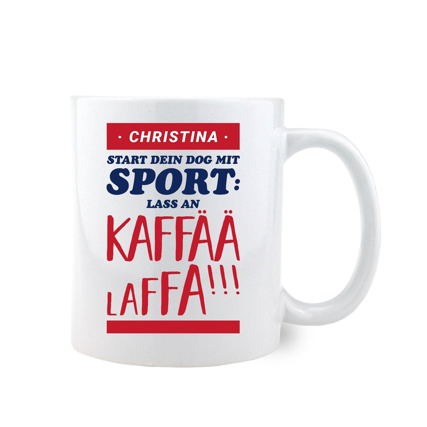 Weiße Keramiktasse mit schwarzem Henkel, Spruch „Lass an Kaffää laffa“ und personalisierbarem Namensfeld, 330 ml.