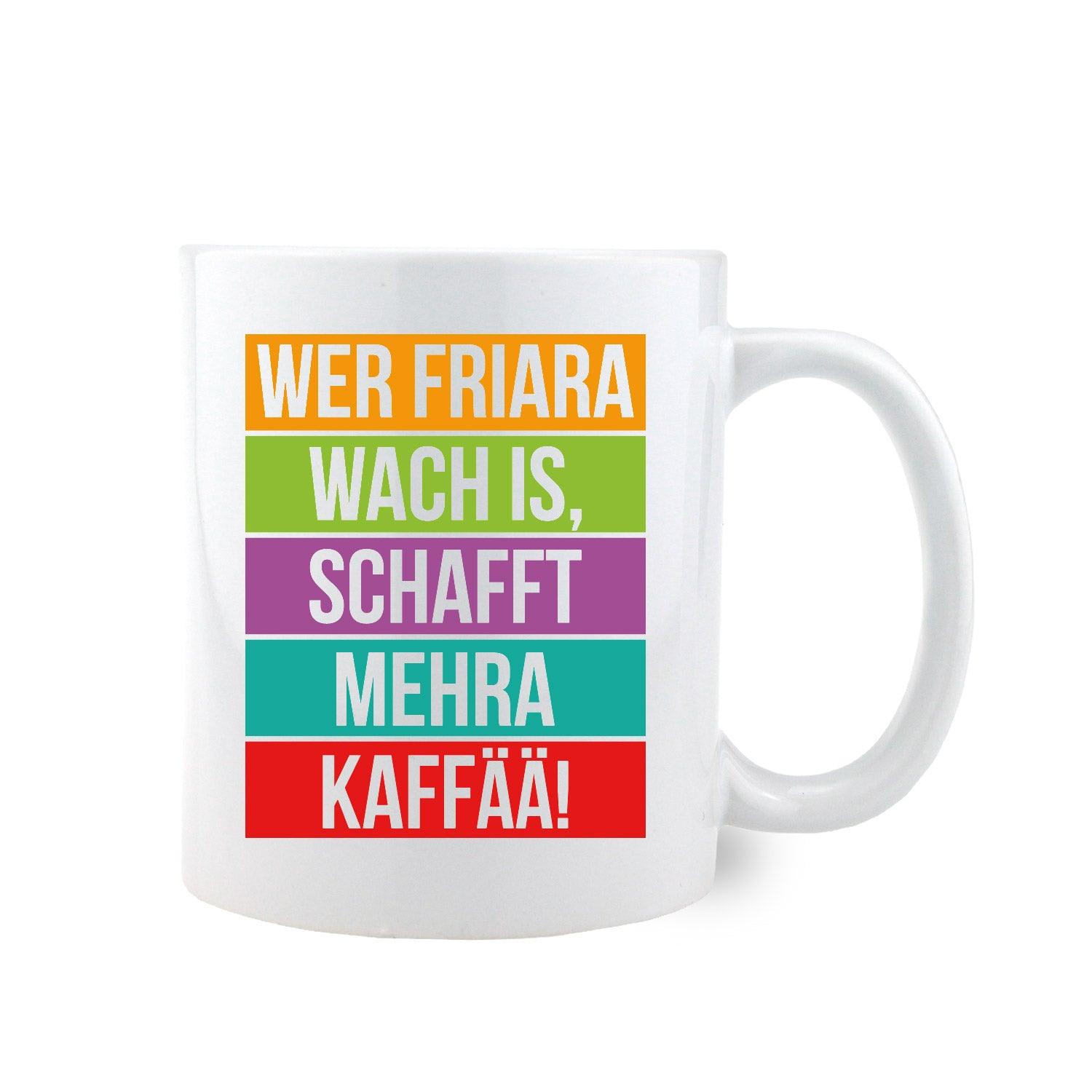 Weiße Keramiktasse mit schwarzem Henkel und bayrischem Spruch „Wer friara wach is… schafft mehra Kaffää“ gegenüber dem Henkel.