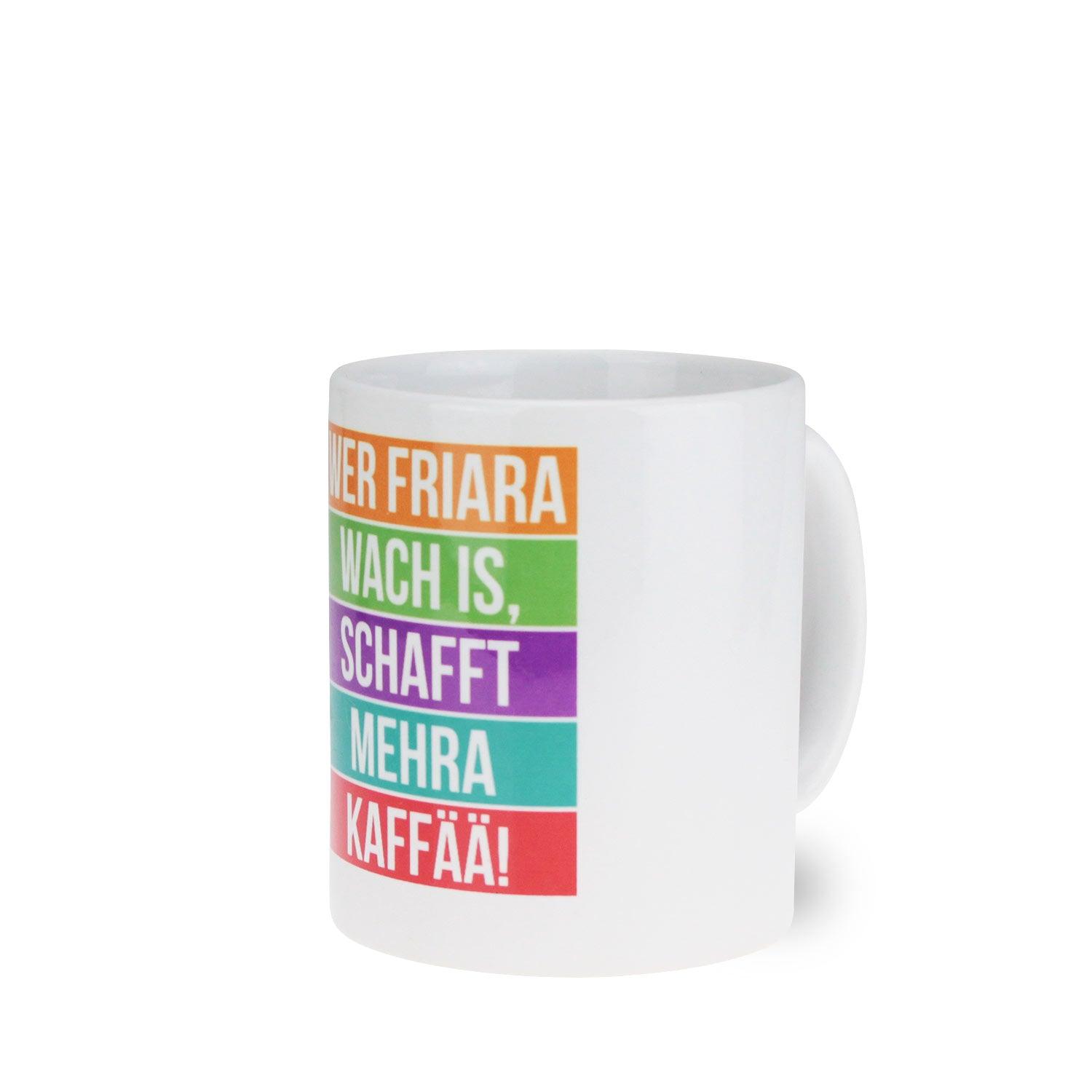 Weiße Keramiktasse mit schwarzem Henkel und schwarzem Rand, bayrischem Schriftzug „Wer friara wach is, schafft mehra Kaffää“.