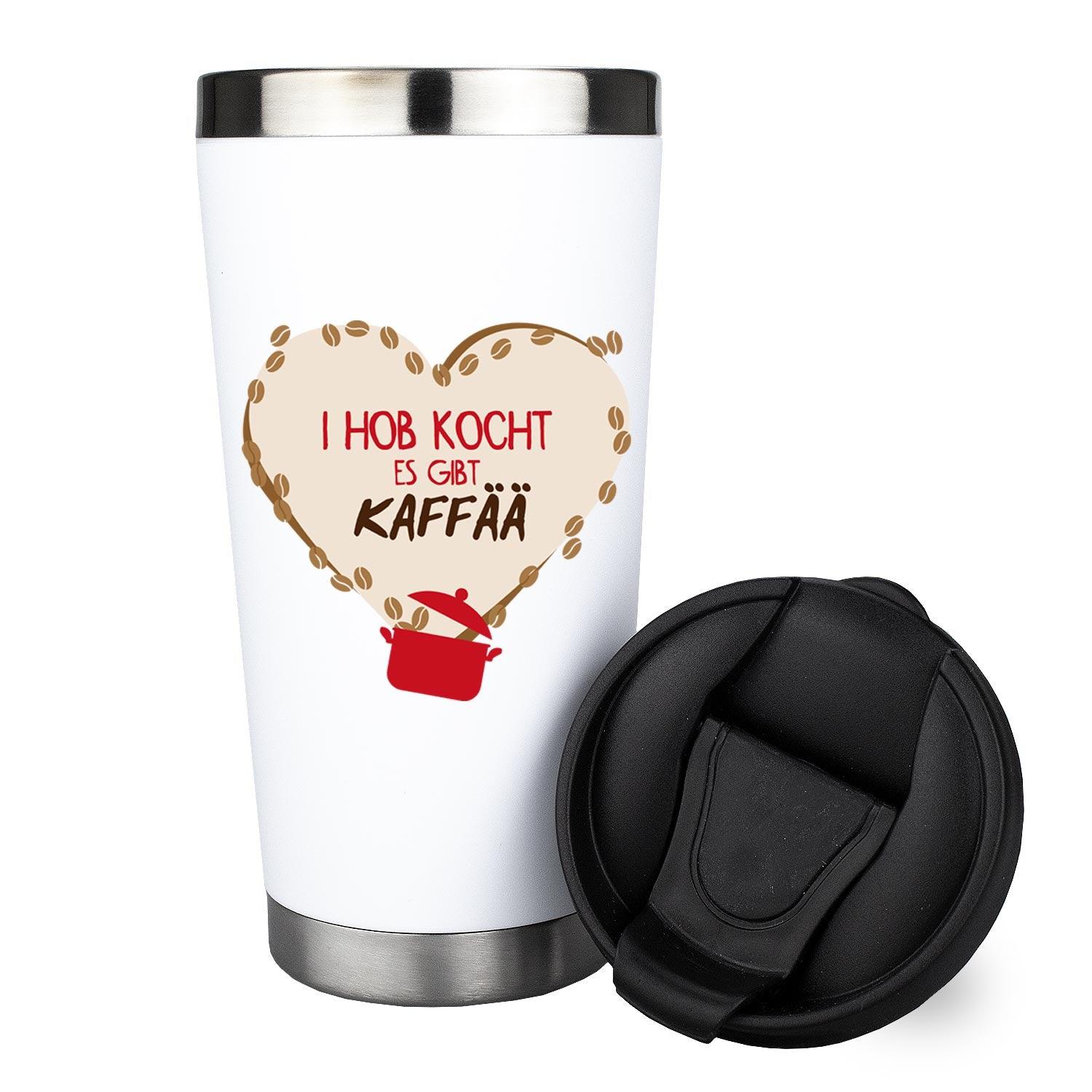 Weißer Thermo-Becher I hob kocht - es gibt Kaffää mit Herzmotiv aus Kaffeebohnen, Kochtopf und schwarzem Deckel.