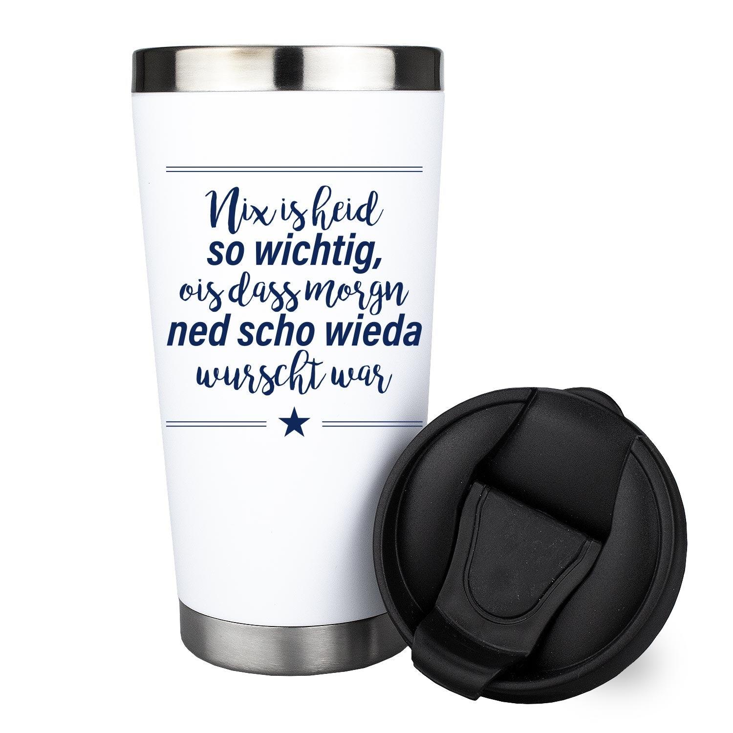 Thermo-Becher "Nix is heid so wichtig..." weiß mit blauem Spruch und offenem, schwarzem Deckel daneben.