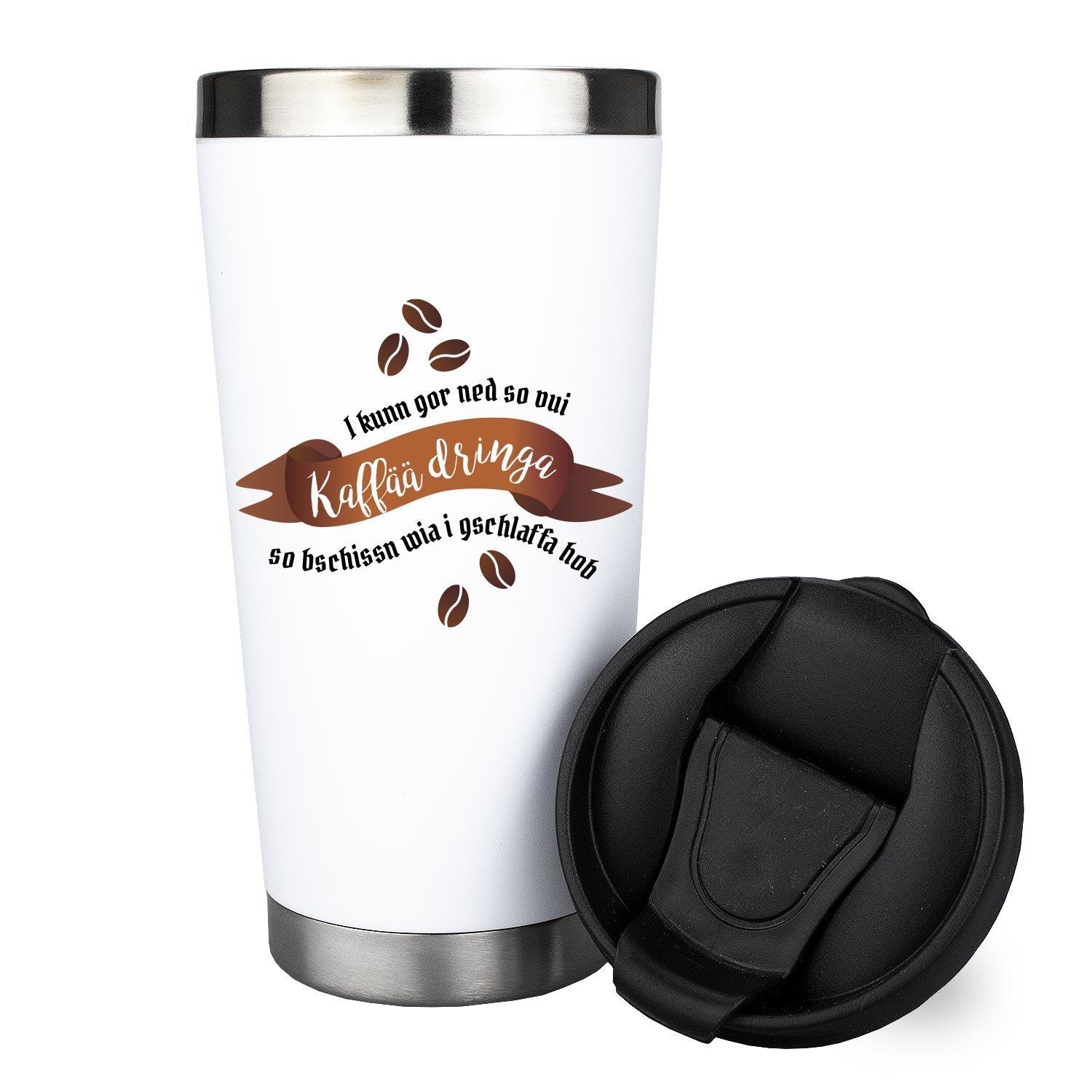 Weißer Thermo-Becher Bschissn gschlaffa mit bayrischem Spruch und Kaffeebohnen, schwarzer Deckel.