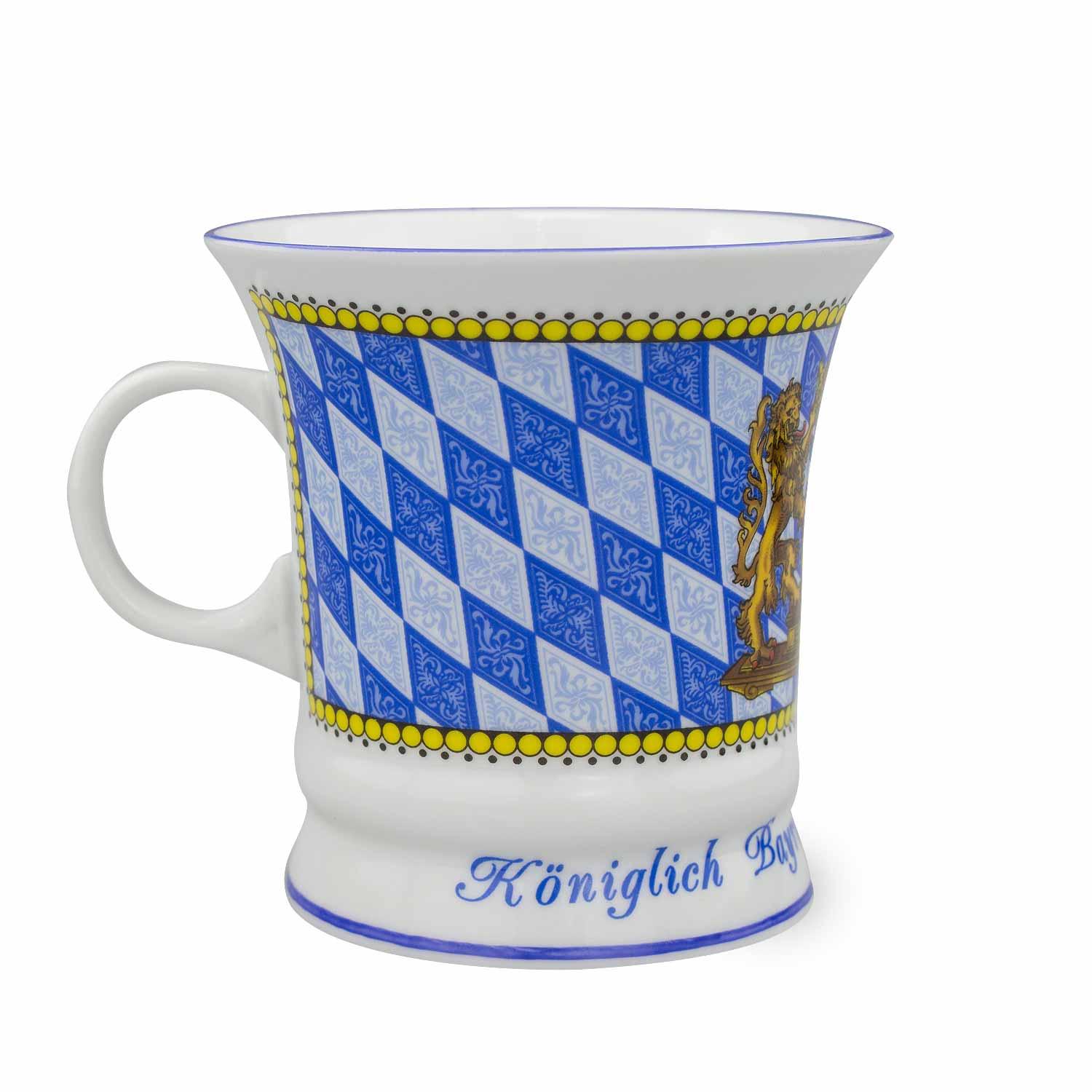 Weiße Kaffeetasse mit umlaufendem royalen Wappenmotiv in Blau und Gold, Schriftzug „Königlich Bayerisch“ vorn, 330 ml.