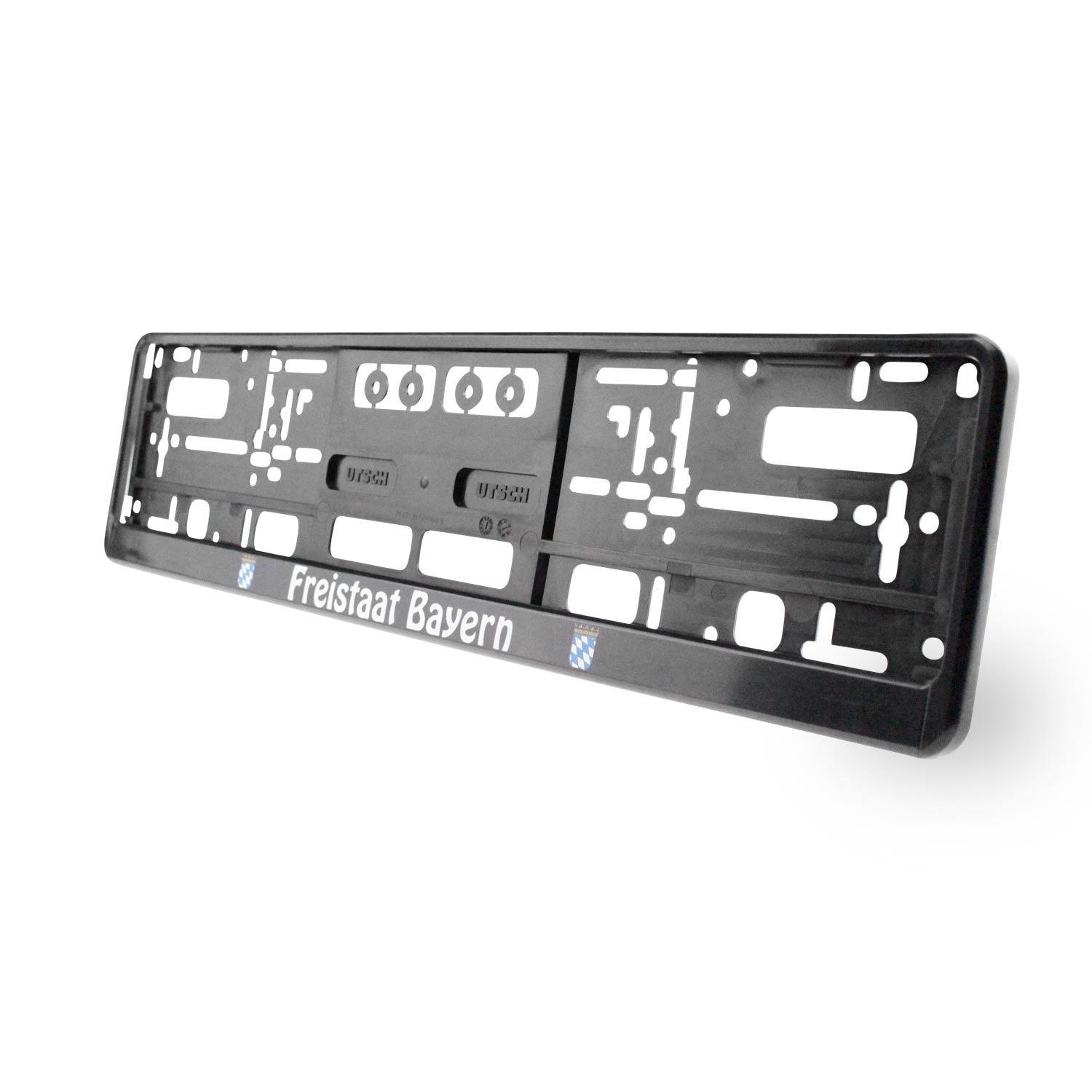 Schwarzer Kennzeichenhalter mit weißem Schriftzug „Freistaat Bayern“, witterungsbeständig, universell passend.