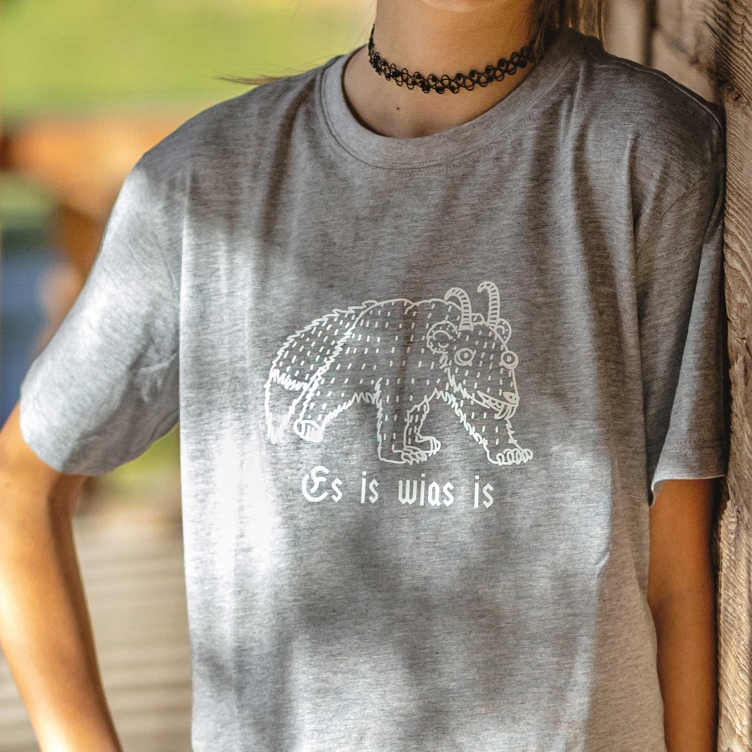 Kinder T-Shirt mit Wolpertinger-Motiv und bayerischem Schriftzug „Es is wias is“, Siebdruck auf Baumwolle.