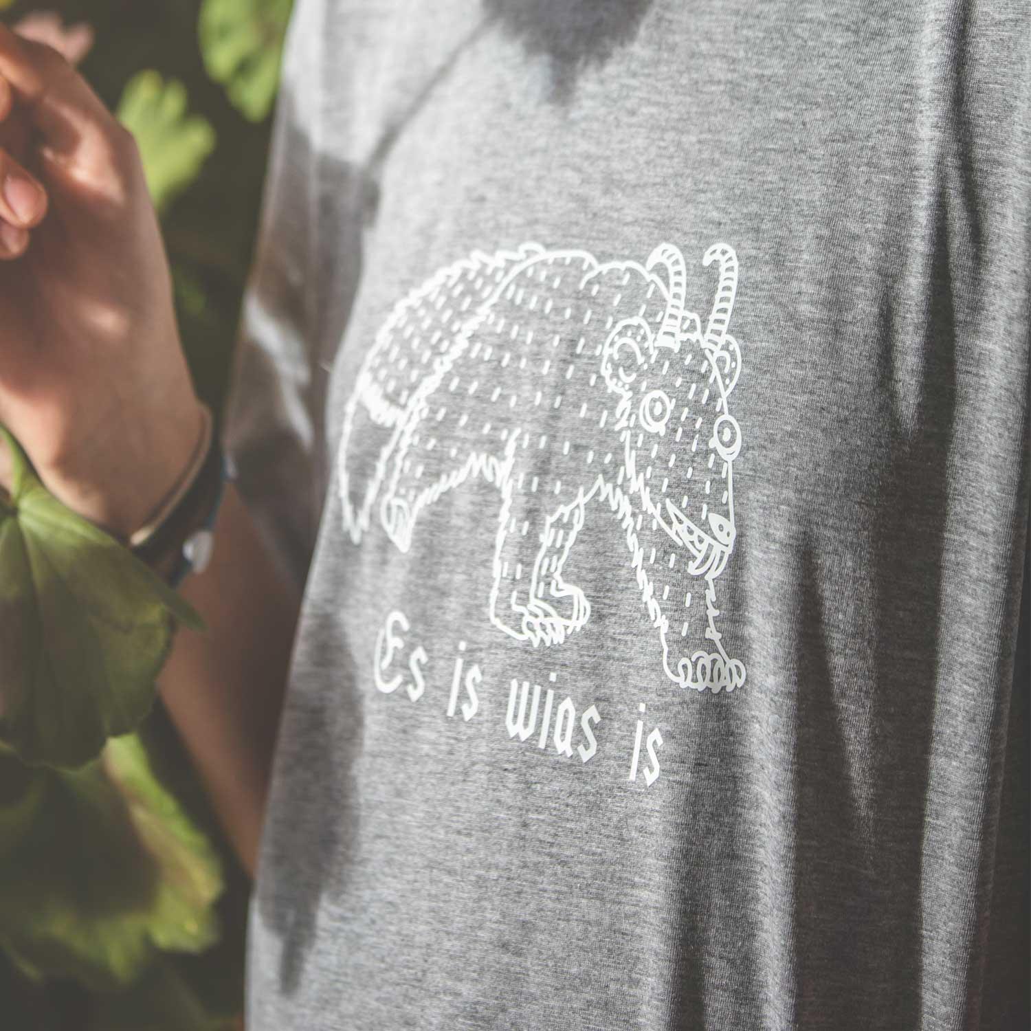 Kinder T-Shirt mit Wolpertinger-Motiv und bayerischem Mundart-Schriftzug „Es is wias is“, aus Baumwolle.