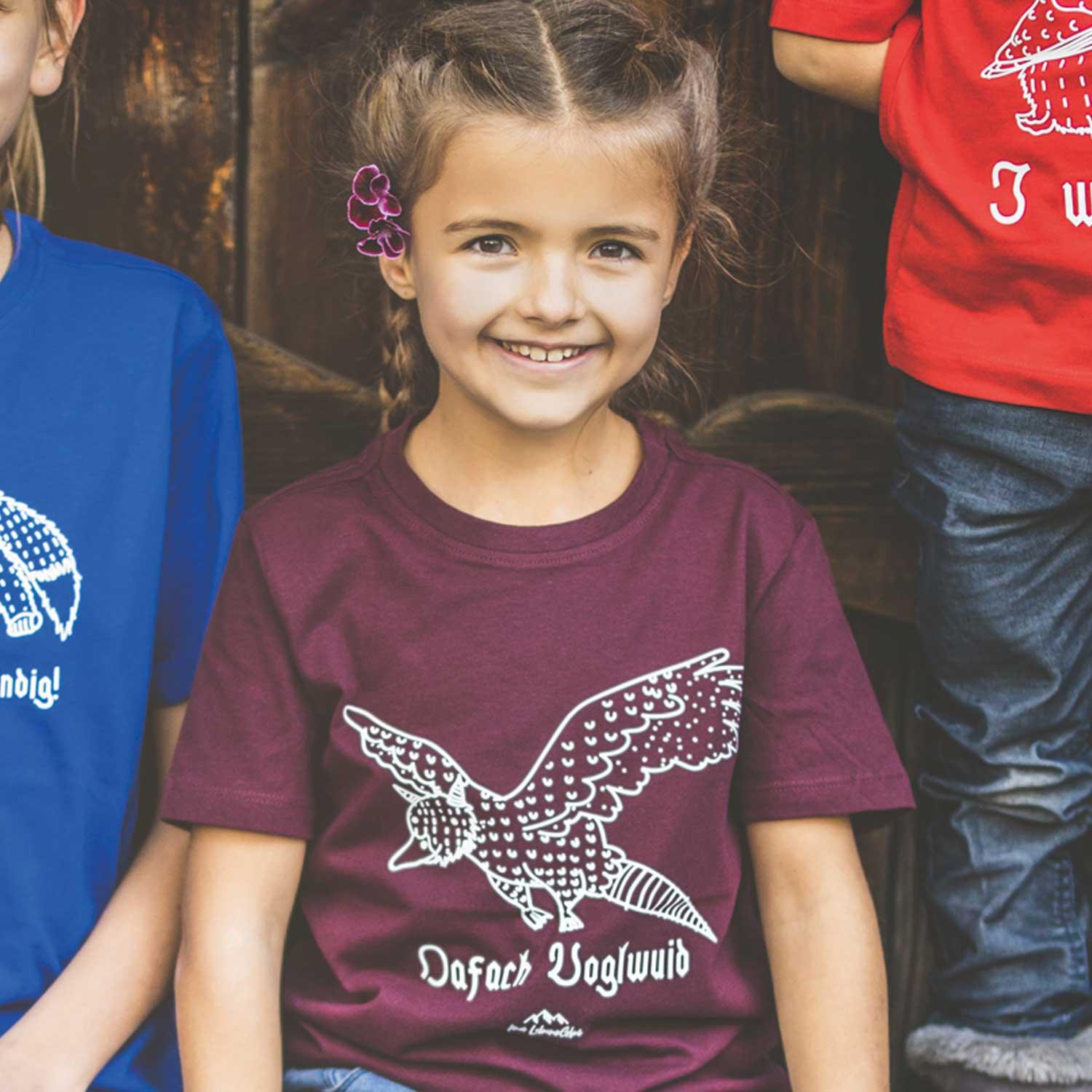 Kinder T-Shirt mit Wolpertinger-Motiv und bayerischem Schriftzug „Oafach voglwuid“, aus Baumwolle, Siebdruck.