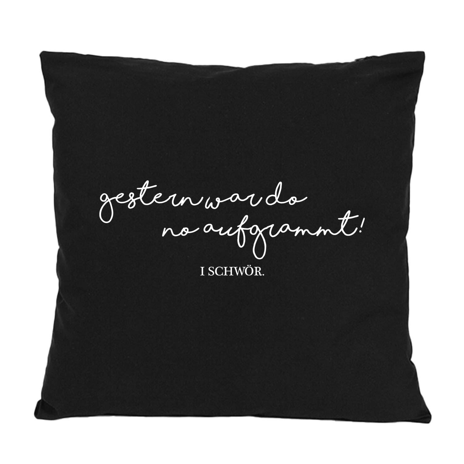 Quadratisches Dekokissen mit bayerischem Schriftzug „Aufgrammt...“ auf glatter Baumwolloberfläche, ca. 40 x 40 cm.