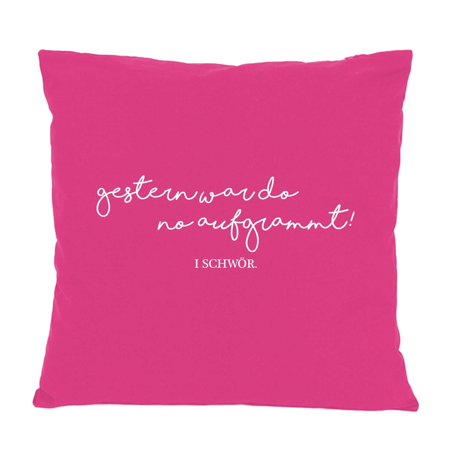 Quadratisches Dekokissen mit zentralem Schriftzug „Aufgrammt...“, sichtbarer Struktur und glatter Baumwolloberfläche, ca. 40 x 40 cm, 100 % Baumwolle.
