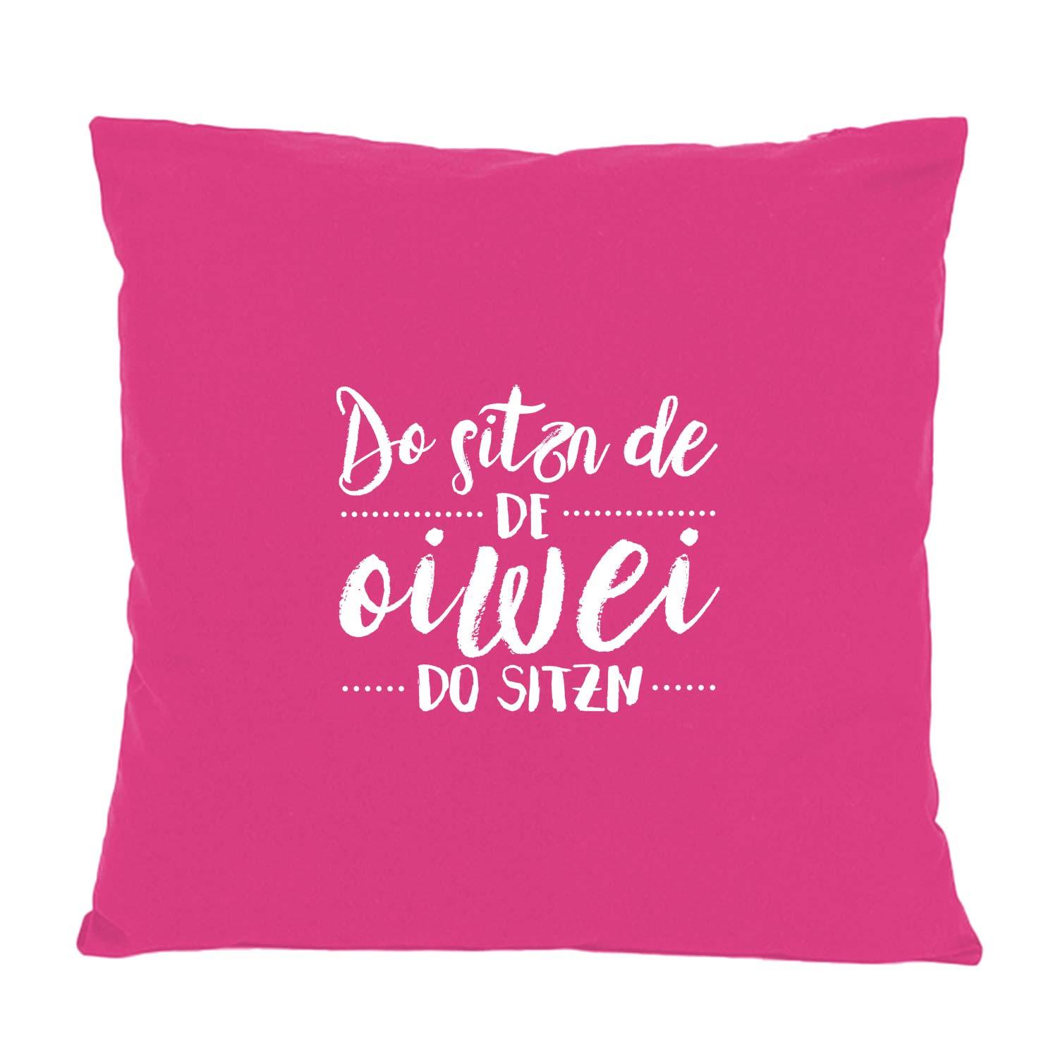 Quadratisches Dekokissen mit gut lesbarem bayerischem Schriftzug „Do sitzn de…“, aus Baumwolle, ca. 40 x 40 cm.