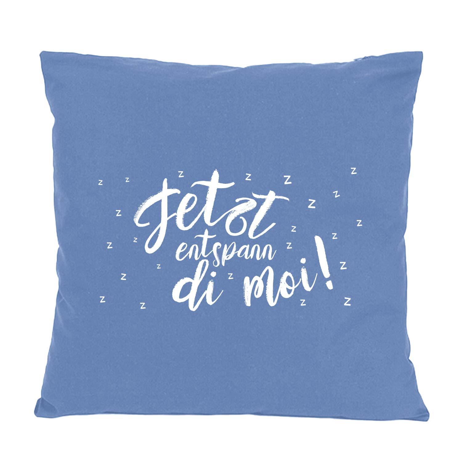 Dekokissen mit sichtbarem Schriftzug „Entspann di moi...“, quadratisch, aus Baumwolle, ca. 40 x 40 cm.