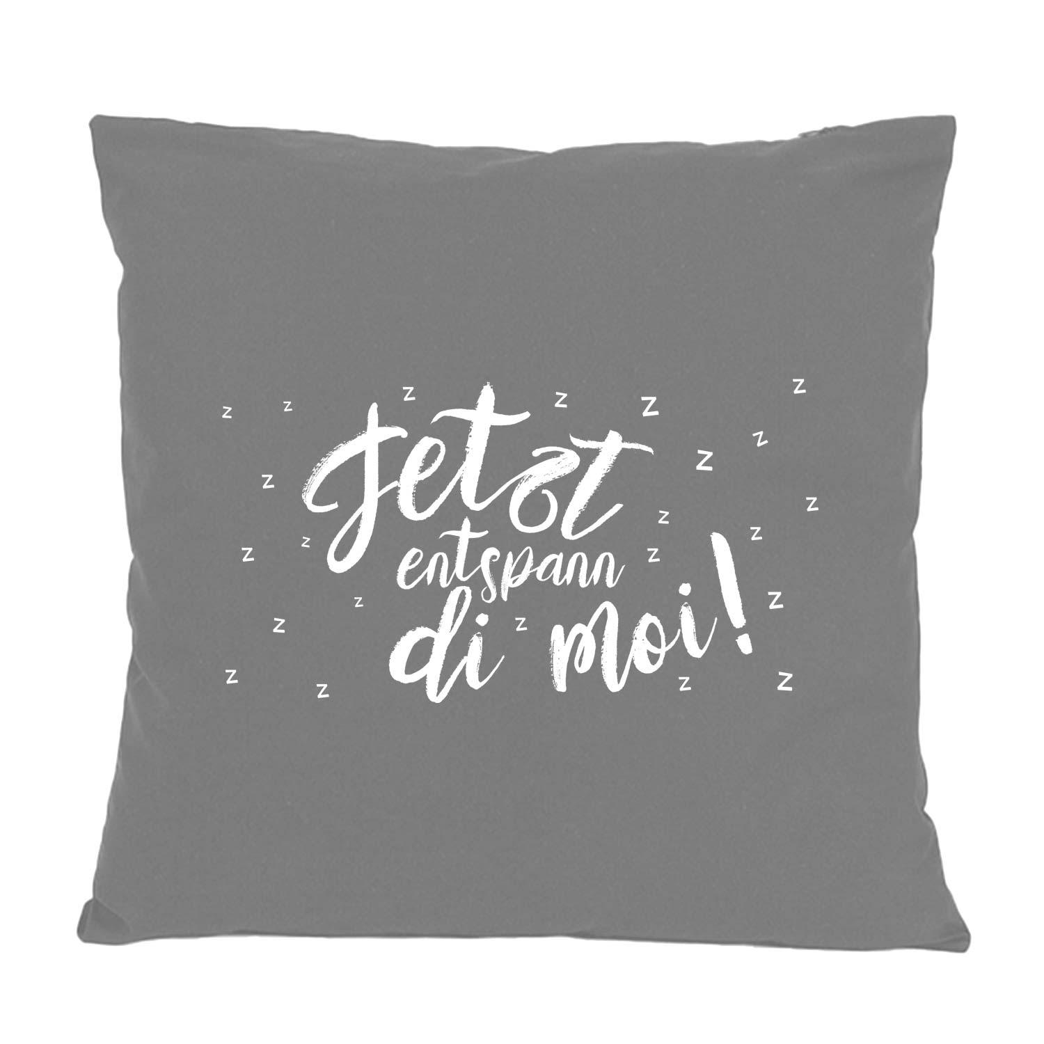 Quadratisches Dekokissen mit dem bayerischen Schriftzug „Entspann di moi...“ auf der Vorderseite, ca. 40 × 40 cm, 100 % Baumwolle.