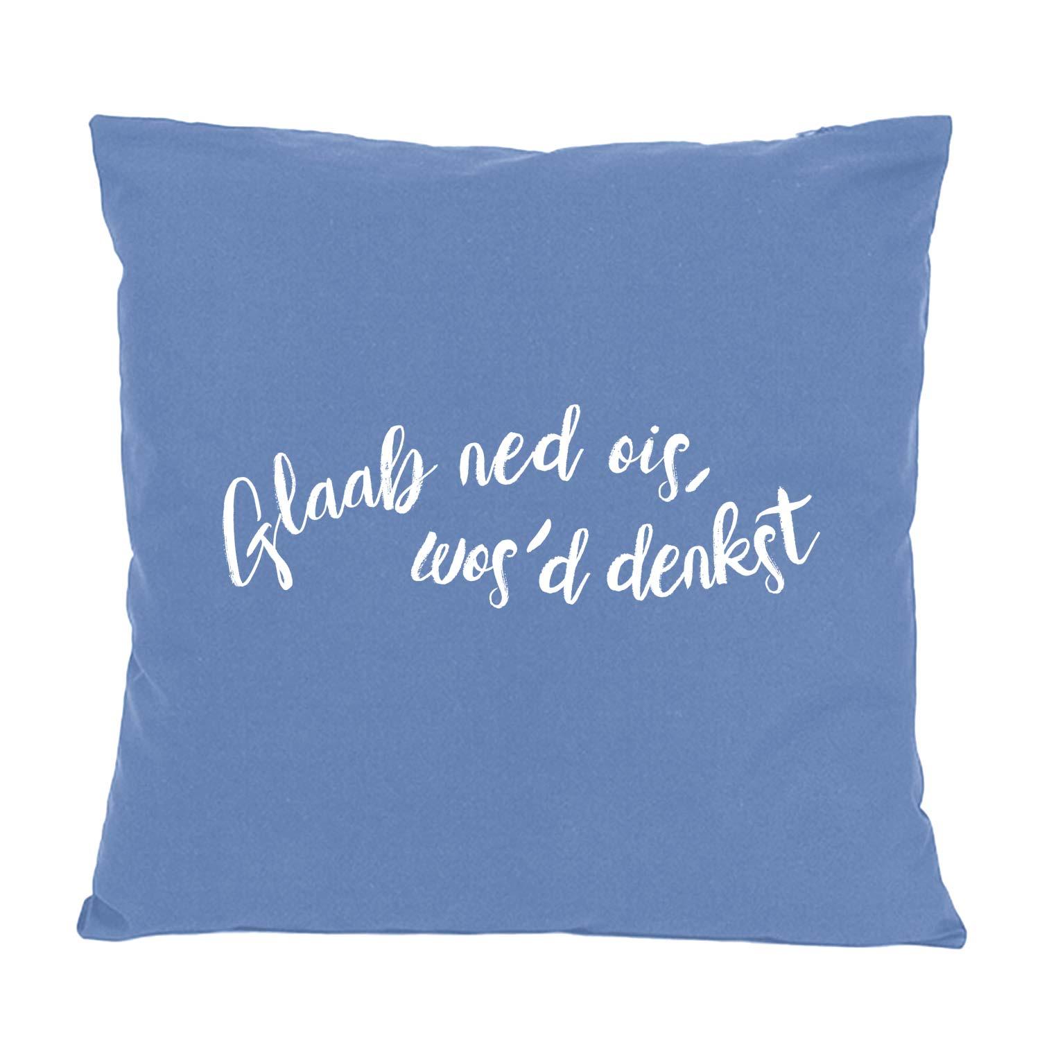 Quadratisches Dekokissen mit Dialekt-Schriftzug „Glaab ned ois…“, aus Baumwolle, ca. 40 x 40 cm.