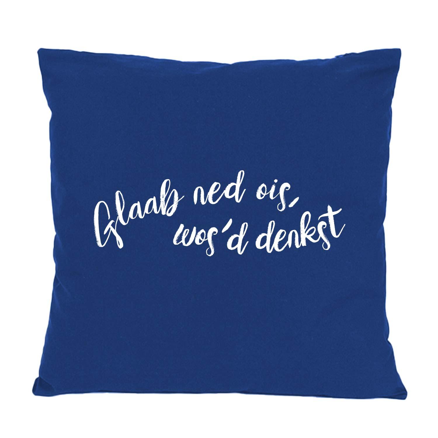 Quadratisches Dekokissen mit bayerischem Dialekt-Schriftzug „Glaab ned ois…“, aus 100 % Baumwolle, ca. 40 x 40 cm.