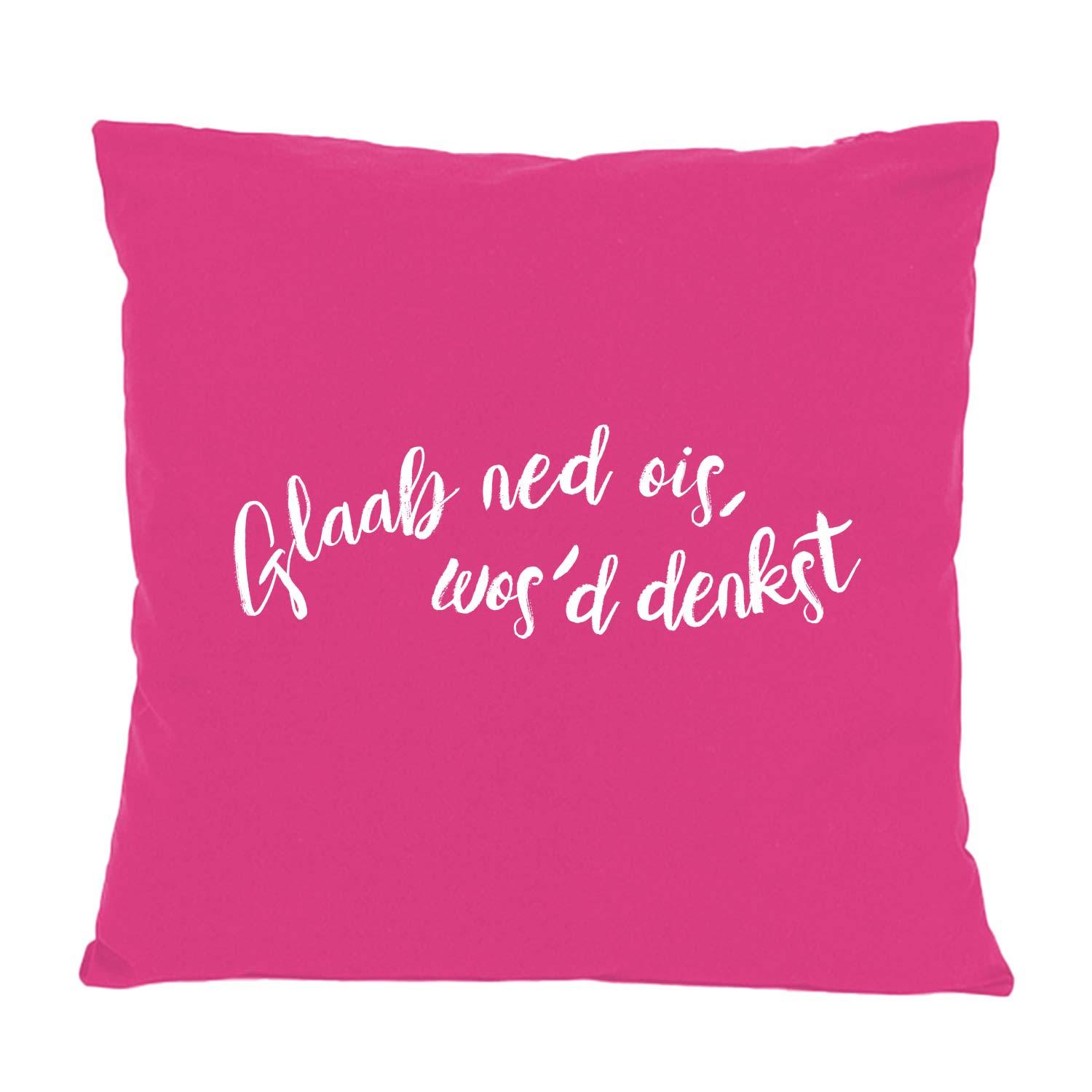 Quadratisches Dekokissen mit weißem Schriftzug „Glaab ned ois, wosd denkst“ auf unifarbener Vorderseite, 100 % Baumwolle, ca. 40 × 40 cm.