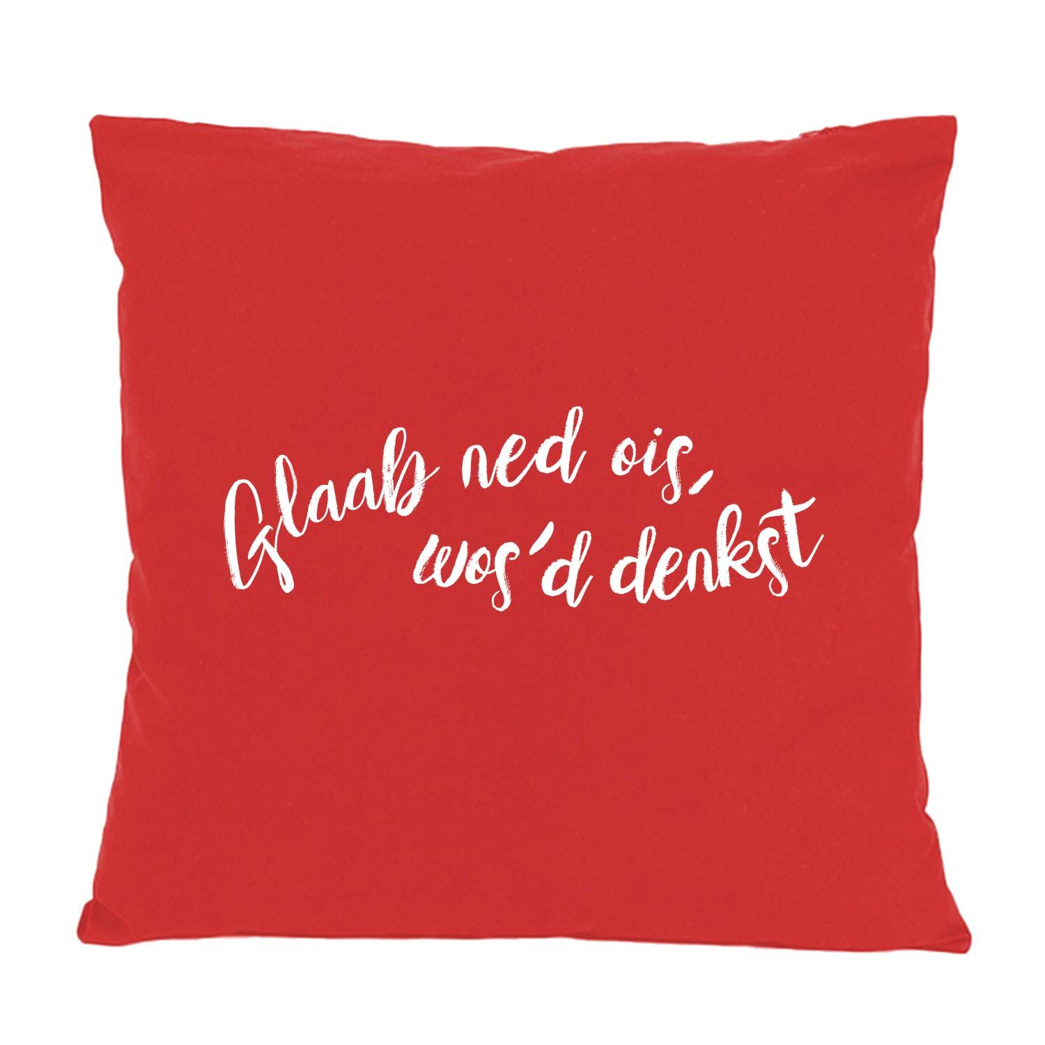 Quadratisches Dekokissen mit großflächigem Schriftzug „Glaab ned ois…“ auf glatter Baumwolloberfläche, ca. 40 x 40 cm.