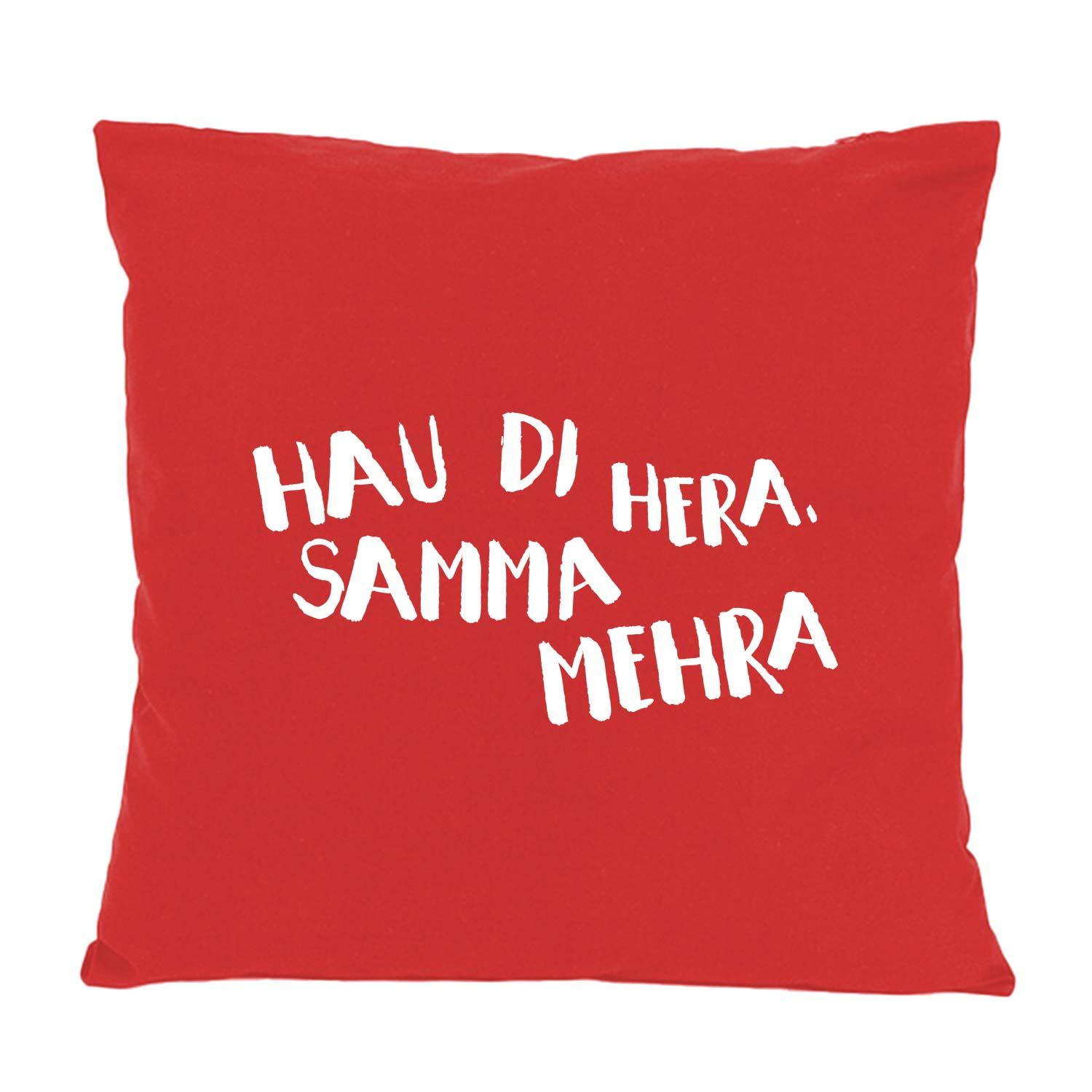 Quadratisches Dekokissen mit zentralem Schriftzug „Hau di hera dann samma mehra“, bedruckt auf Baumwollstoff, ca. 40 x 40 cm.