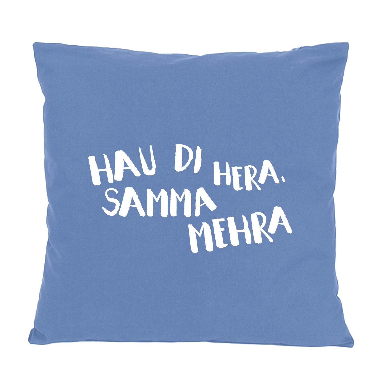 Quadratisches Dekokissen mit bayerischem Schriftzug „Hau di hera, dann samma mehra“, bedruckt in Bayern, aus Baumwolle.