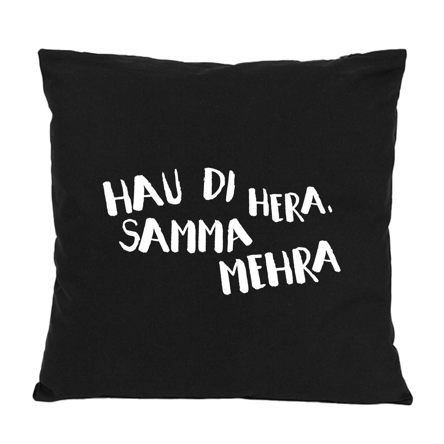 Quadratisches Kissen mit bayerischem Schriftzug „Hau di hera dann samma mehra“, aus 100 % Baumwolle, ca. 40 × 40 cm.