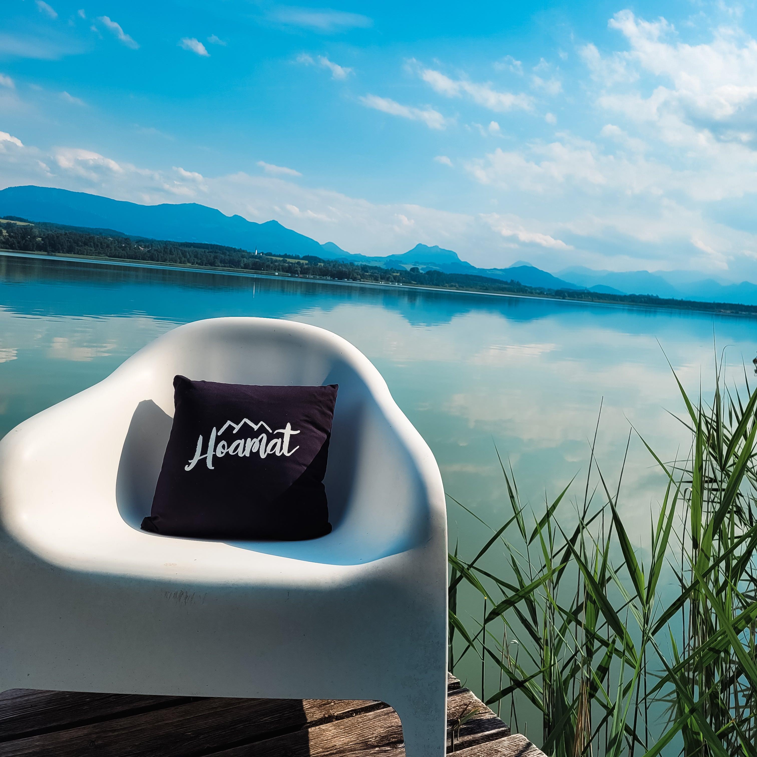 Quadratisches Dekokissen mit sichtbarem Schriftzug „Hoamat“, Baumwollbezug, ca. 40 x 40 cm.