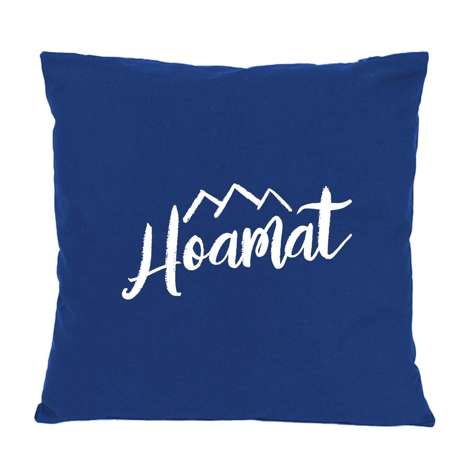 Quadratisches Dekokissen mit sichtbarem „Hoamat“-Schriftzug in plakativer Schrift, aus 100 % Baumwolle, ca. 40 x 40 cm.