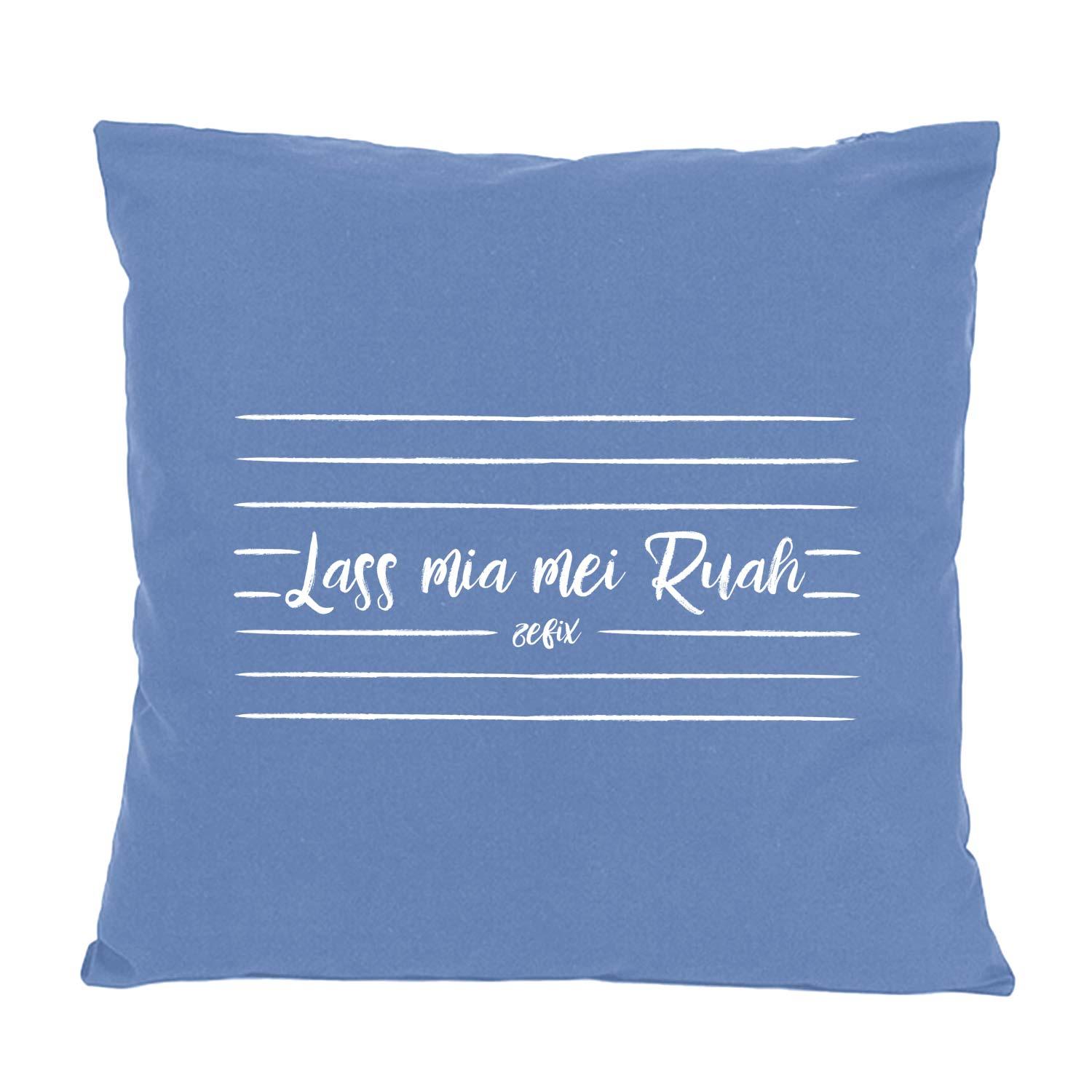 Quadratisches Dekokissen mit bayerischem Schriftzug „Lass mia mei Ruah...“, glatter Stoff, ca. 40×40 cm, 100 % Baumwolle.