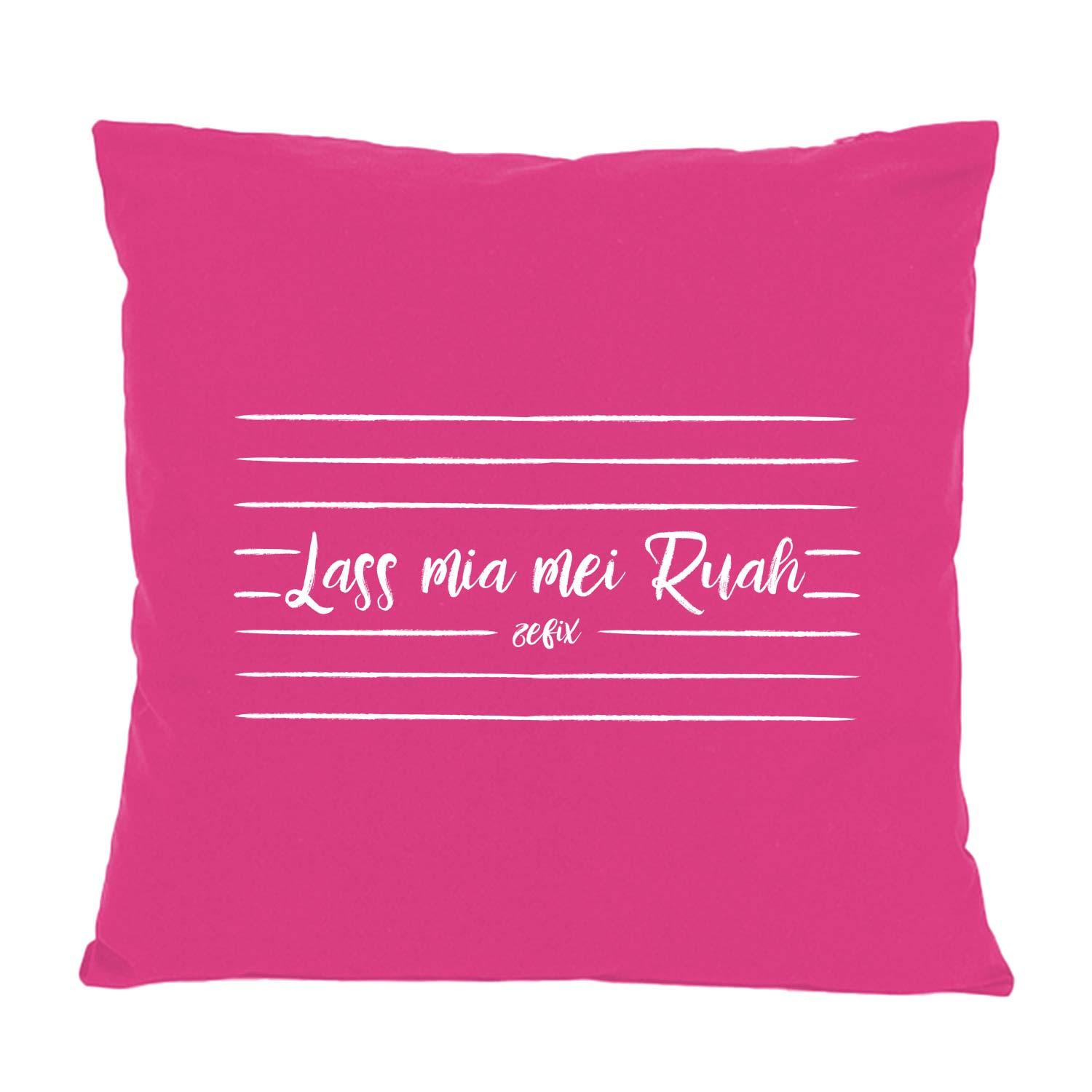 Quadratisches Dekokissen mit bayerischem Schriftzug „Lass mia mei Ruah...“, aus Baumwolle, ca. 40 × 40 cm.