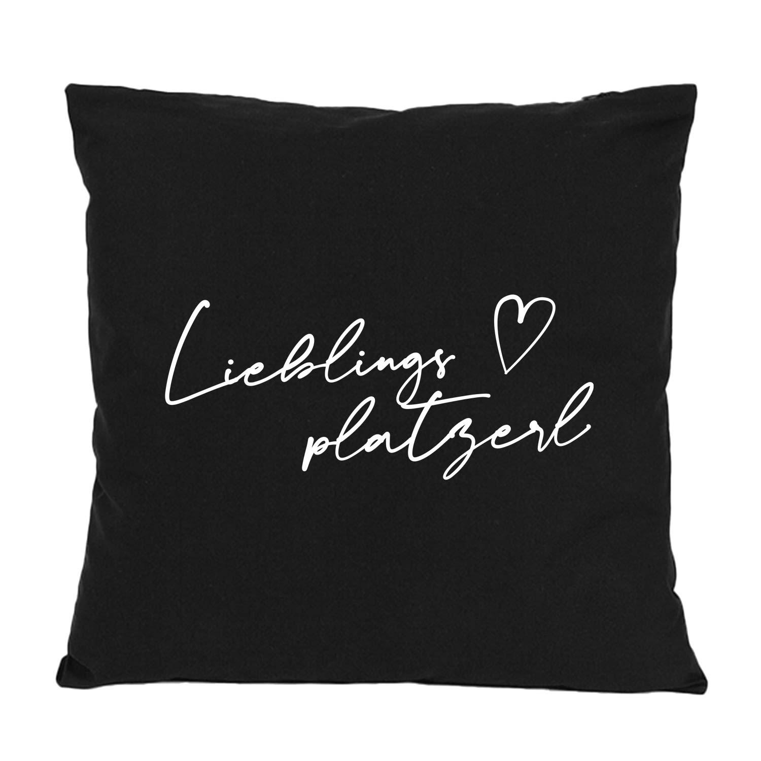 Quadratisches Dekokissen mit aufgedrucktem Schriftzug „Lieblingsplatzerl“, sichtbare Struktur, aus Baumwolle, ca. 40 x 40 cm.