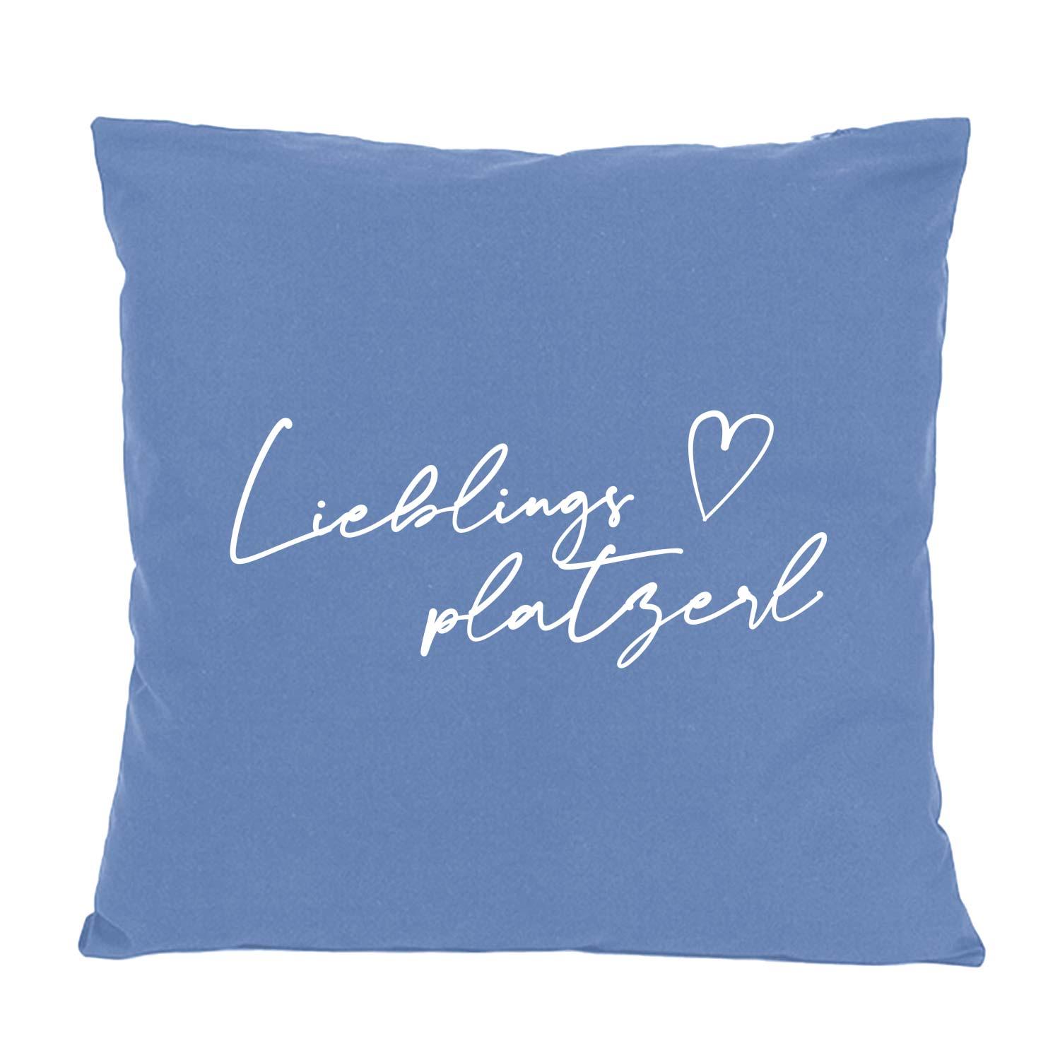 Quadratisches Dekokissen mit dem Schriftzug „Lieblingsplatzerl“, sichtbarer Reißverschluss, aus 100 % Baumwolle, 40 x 40 cm.