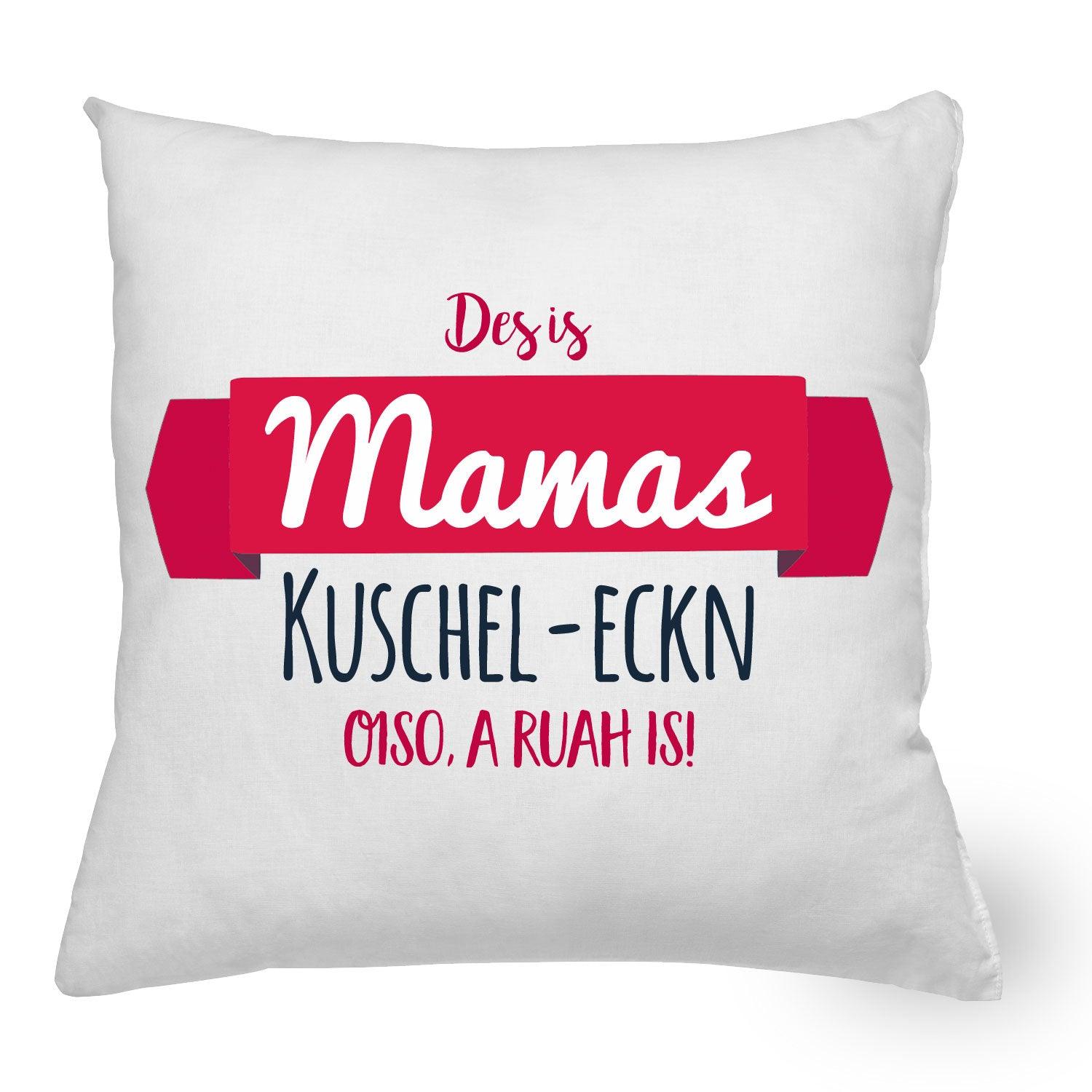 Quadratisches Dekokissen mit rotem Herzmotiv und weißem Aufdruck "Mamas Kuschel-Eckn" auf beigem Stoff, ca. 40 x 40 cm.