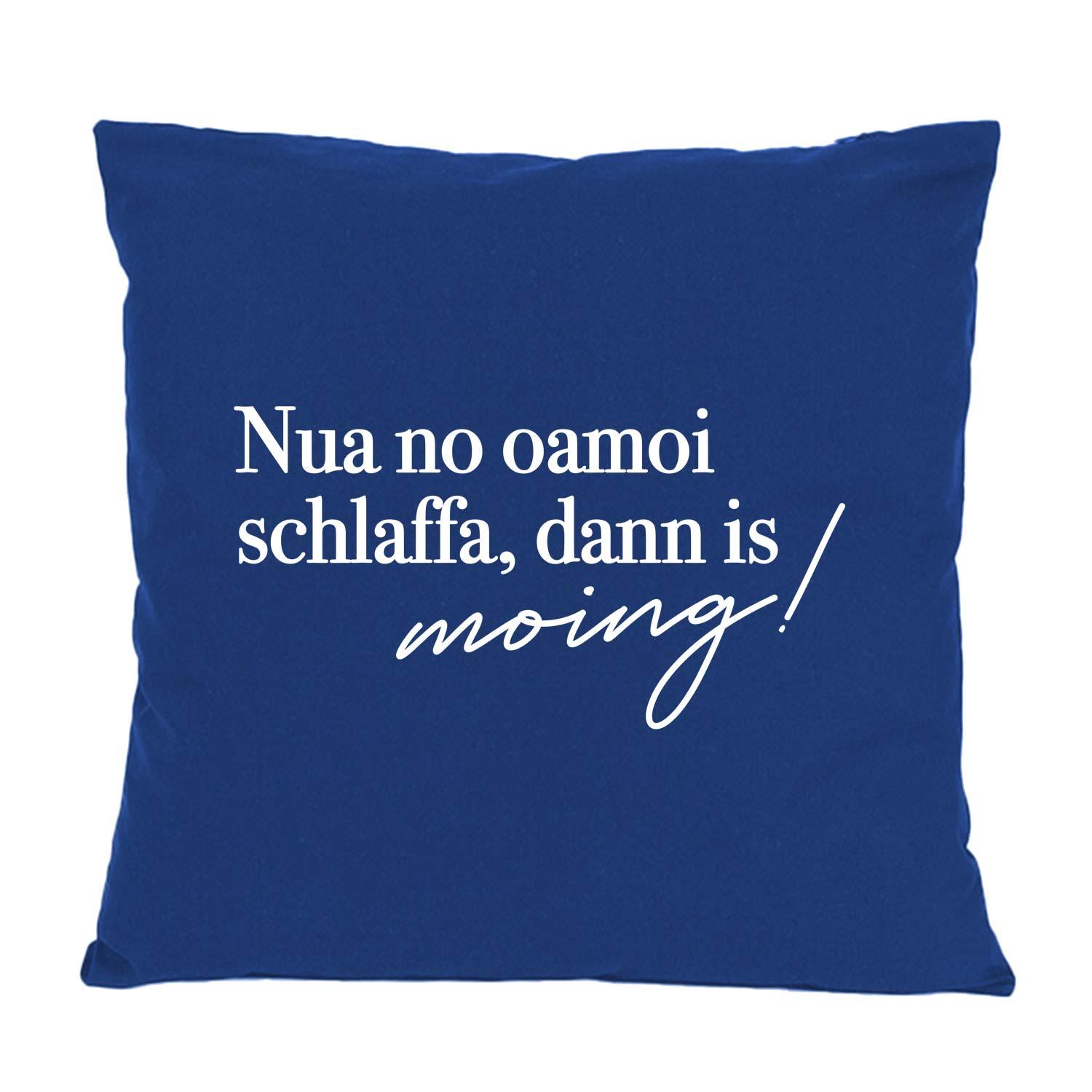 Quadratisches Dekokissen mit bayerischem Schriftzug „Nua no oamoi schlaffa“, sichtbare Stoffstruktur, aus Baumwolle.